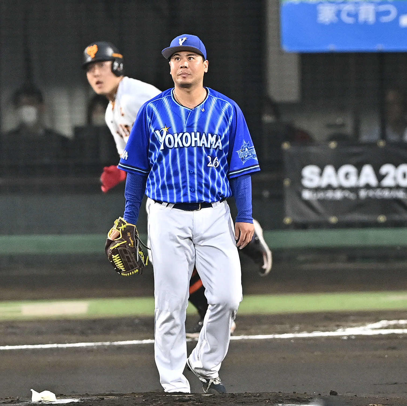 巨人対DeNA 2回裏巨人無死、岡本和（後方）に中前打を打たれる浜口（撮影・滝沢徹郎）