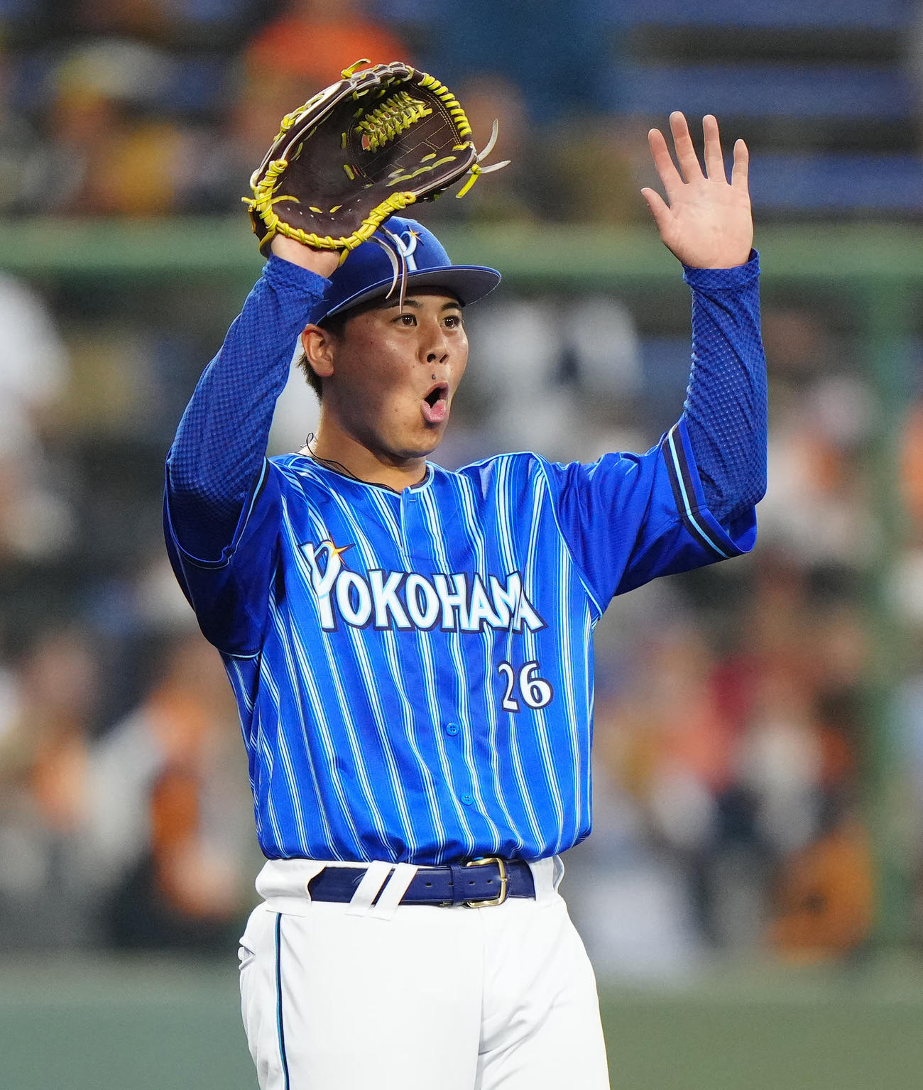 巨人対DeNA 1回裏巨人2死、中田翔の右邪飛を関根が好捕し、手を上げる浜口（撮影・江口和貴）