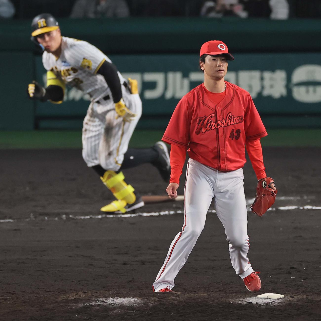 阪神対広島　6回裏阪神2死二塁、島内（右）は佐藤輝に左前適時打を浴びる（撮影・上田博志）