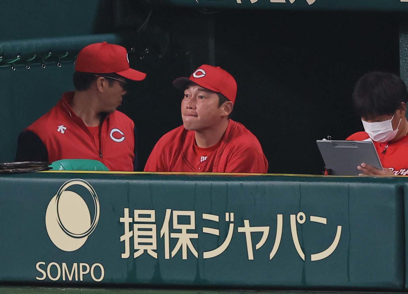 阪神対広島　阪神に敗れベンチで悔しそうな表情を見せる新井監督（撮影・上田博志）