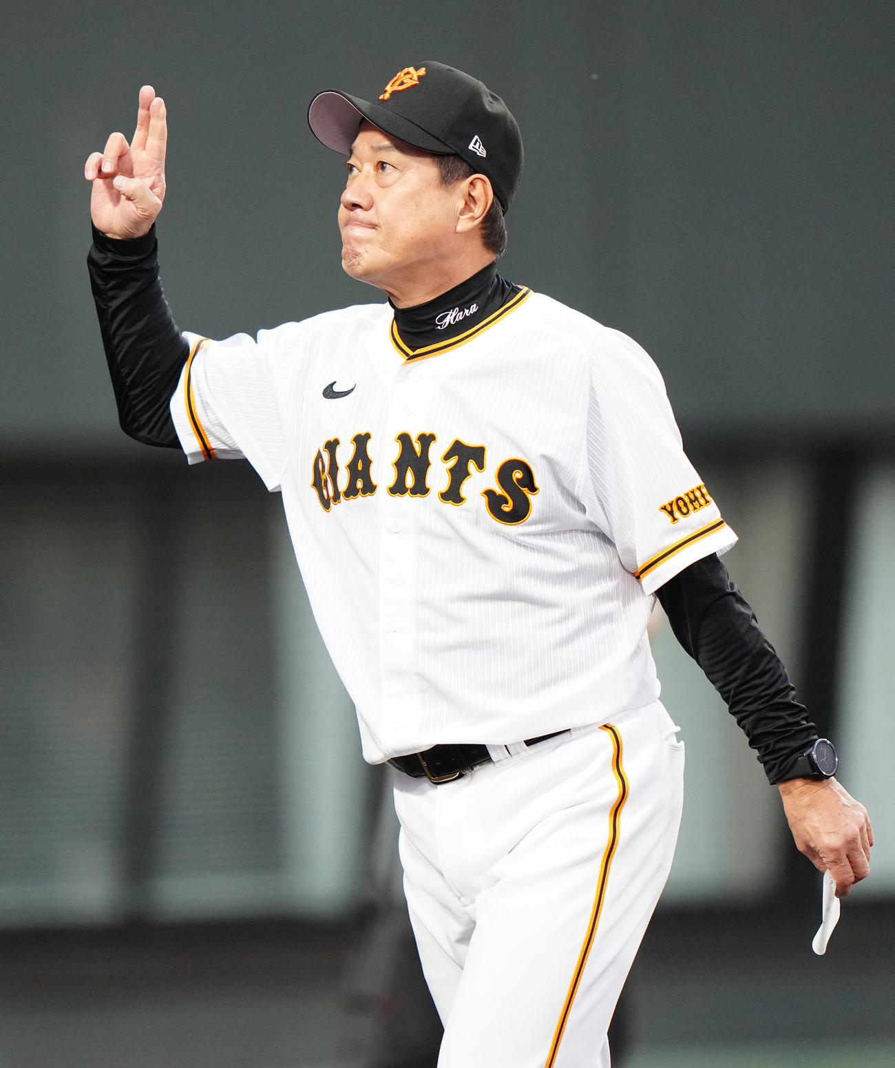 巨人対DeNA　試合前、メンバーの最終確認を行い、ファンの拍手に応える巨人原監督（撮影・江口和貴）