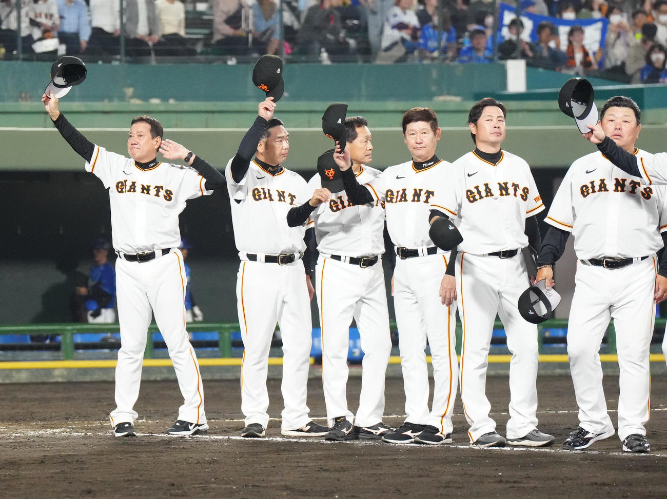 巨人対DeNA　試合後、スタンドのファンにあいさつする巨人原監督（左端）（撮影・江口和貴）