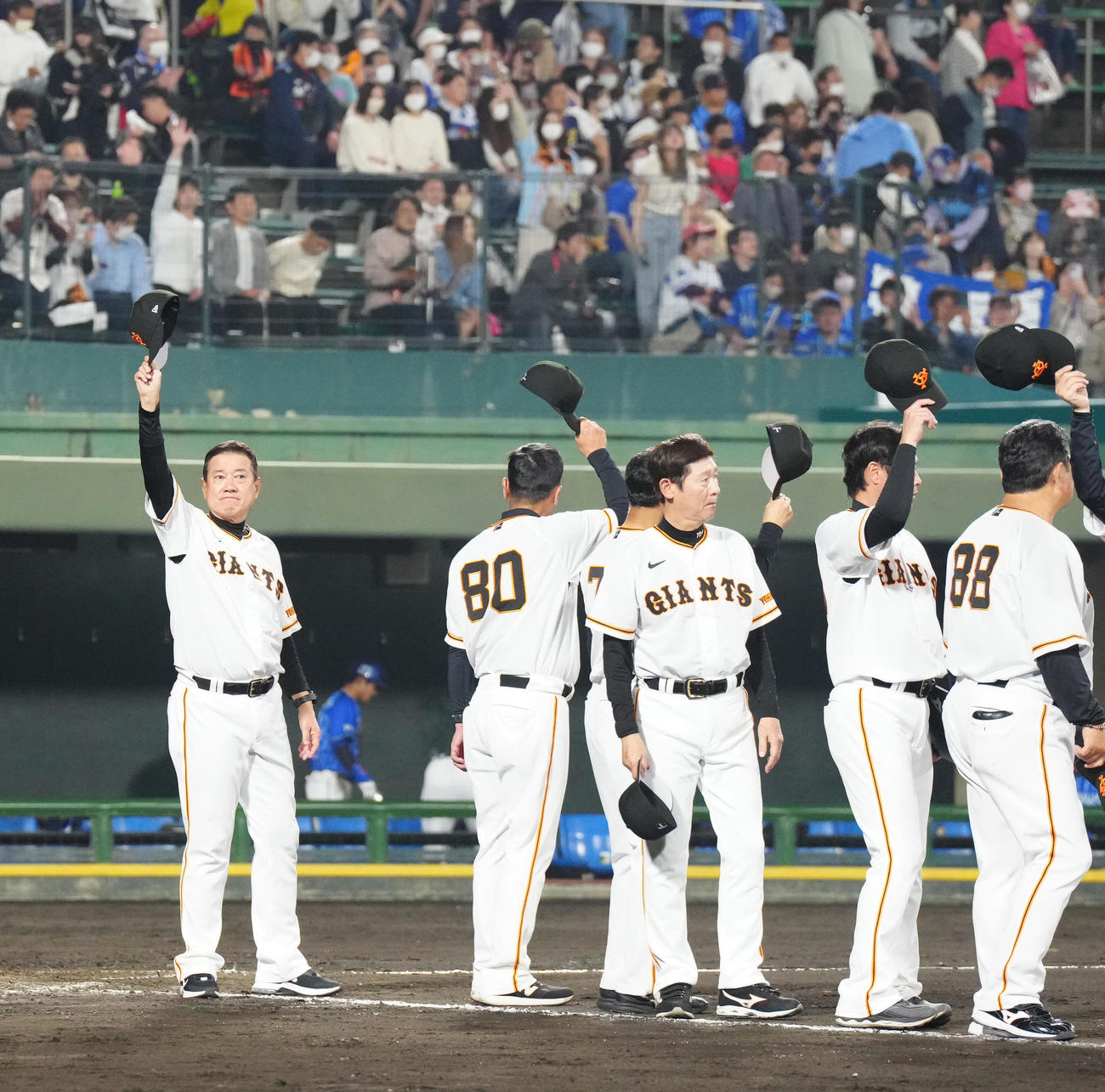 巨人対DeNA　試合後、スタンドのファンにあいさつする巨人原監督（左端）（撮影・江口和貴）