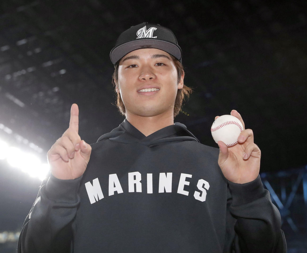 日本ハム対ロッテ　プロ初勝利を挙げ笑顔で記念撮影に応じるロッテ森（撮影・佐藤翔太）