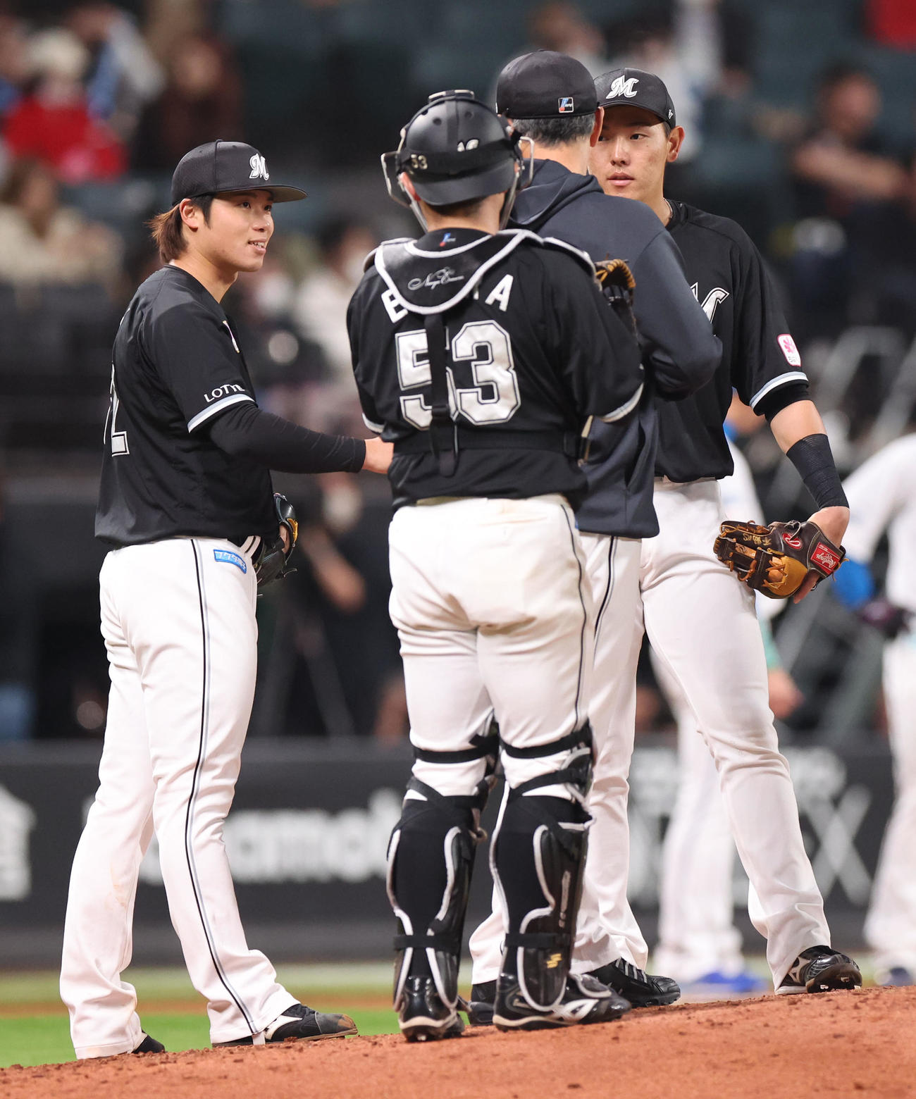 日本ハム対ロッテ　6回裏途中で降板する森（左）（撮影・佐藤翔太）