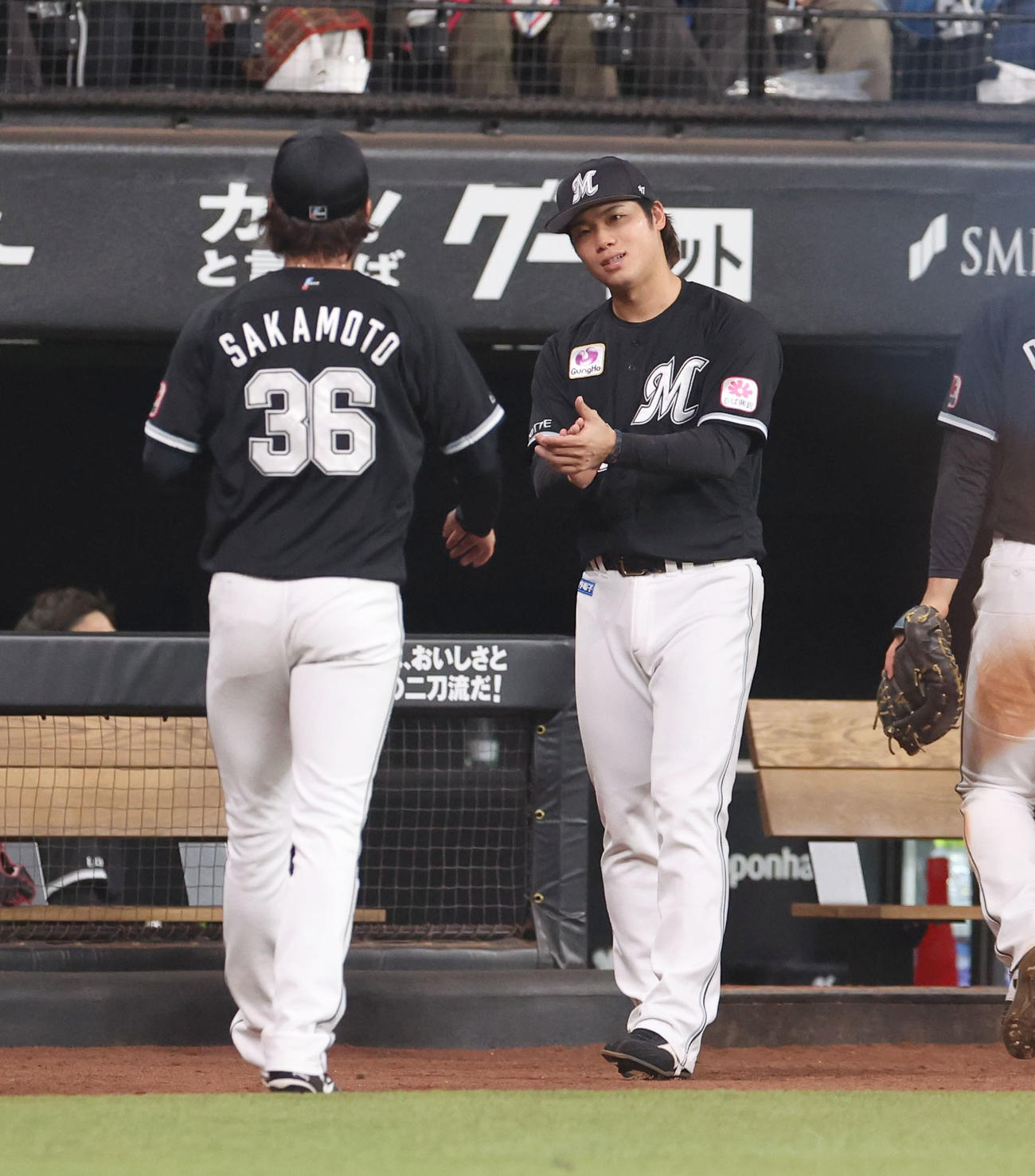 日本ハム対ロッテ　ロッテ坂本（左手前）を出迎える森（撮影・佐藤翔太）