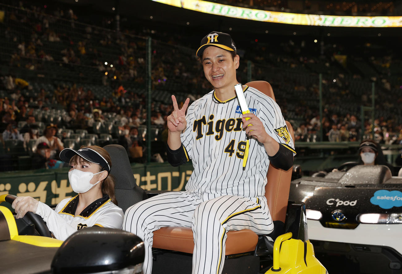 阪神対広島　勝利投手の阪神大竹は場内一周のリリーフカーに乗り笑顔でVサイン（撮影・前田充）