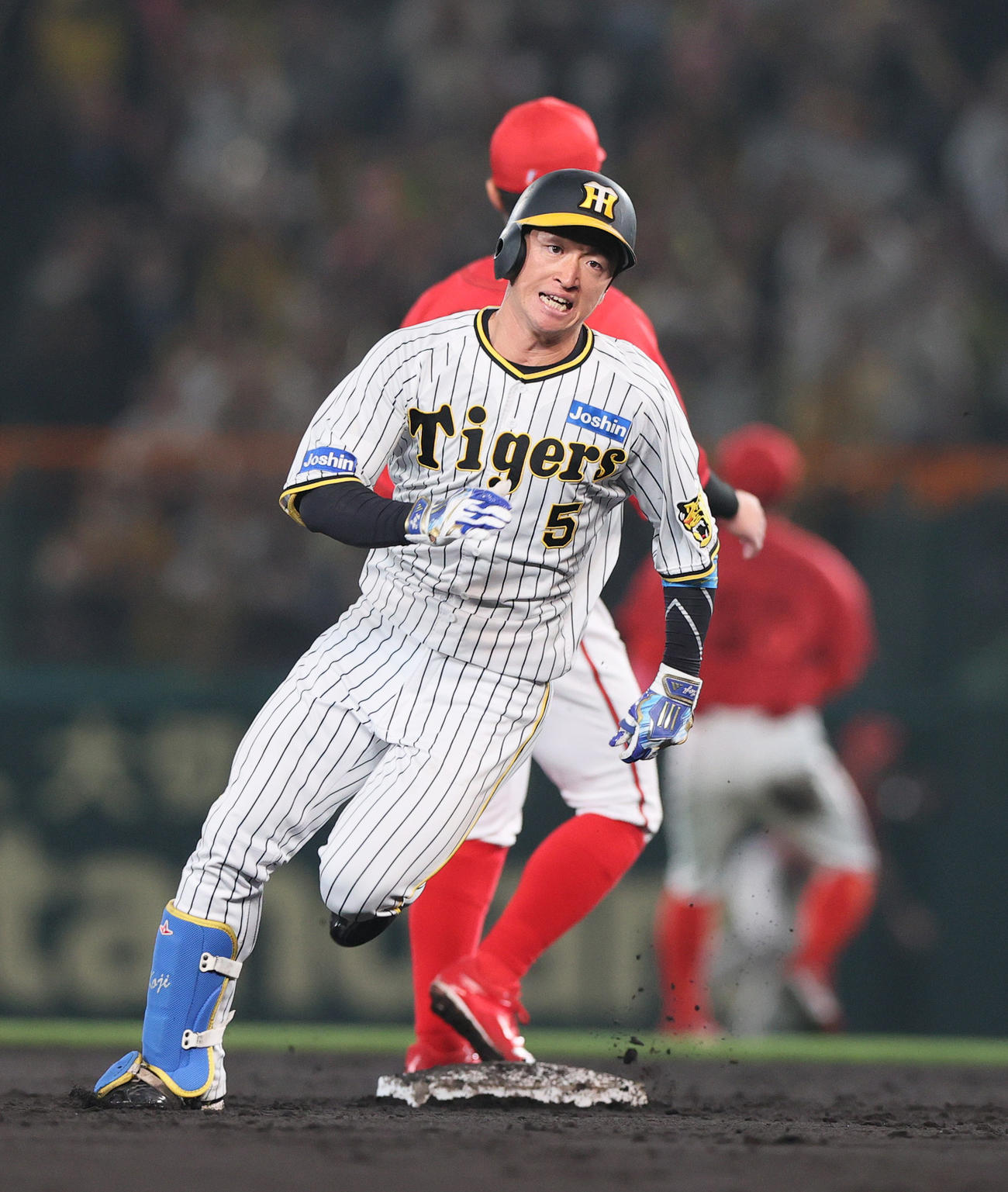 阪神対広島　6回裏阪神無死、右翼線への打球で三塁に到達する近本（撮影・上山淳一）