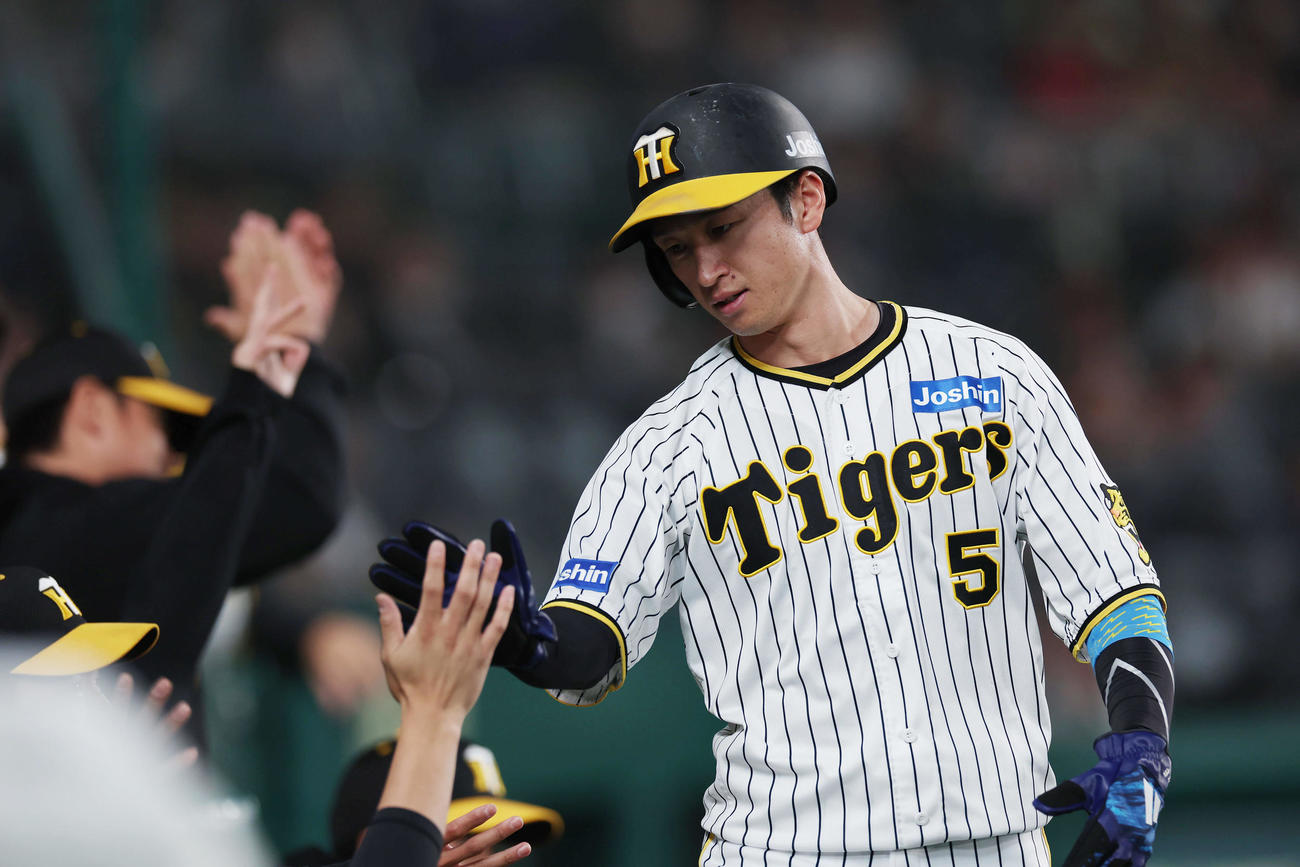 阪神対広島　6回裏阪神1死三塁、ノイジーの適時二塁打で生還しナインに迎えられる近本（撮影・前田充）