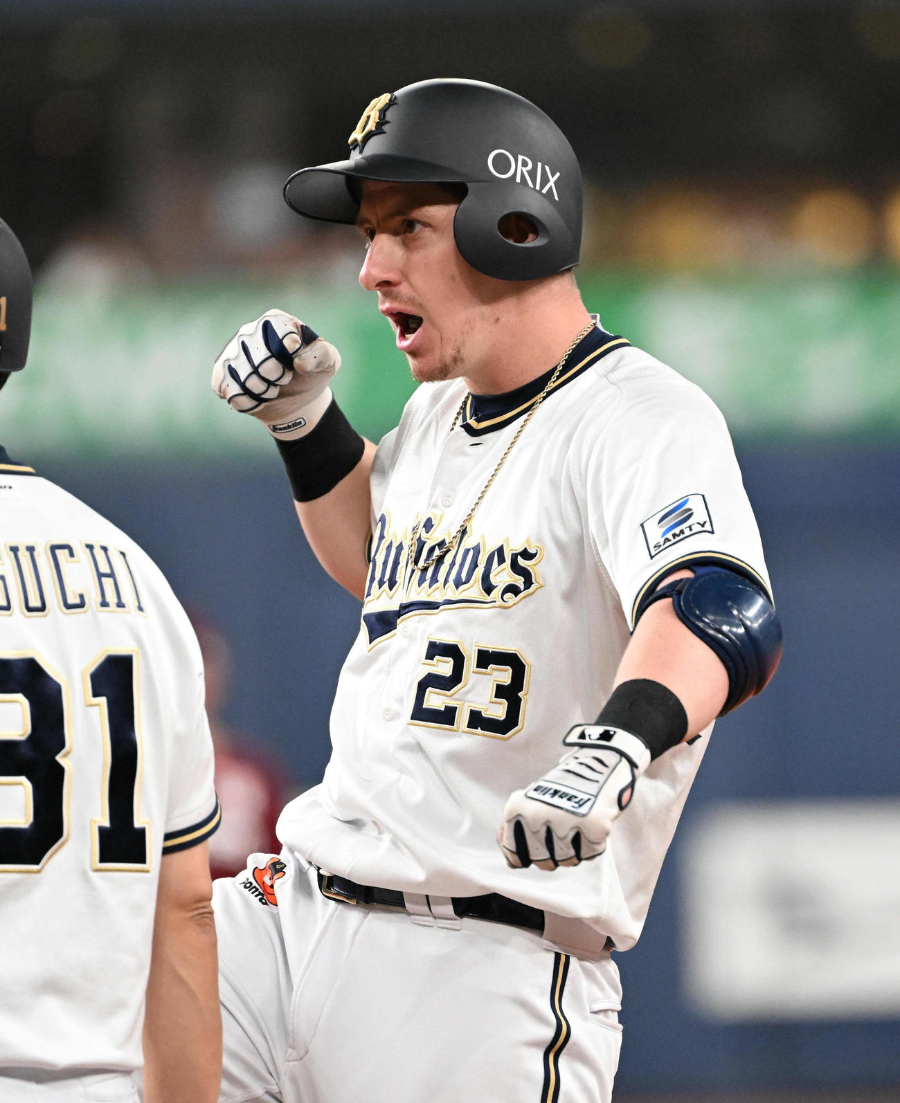 オリックス対楽天　8回裏オリックス1死二塁、シュウィンデルは中前へ勝ち越し適時打を放ちガッツポーズをする（撮影・石井愛子）