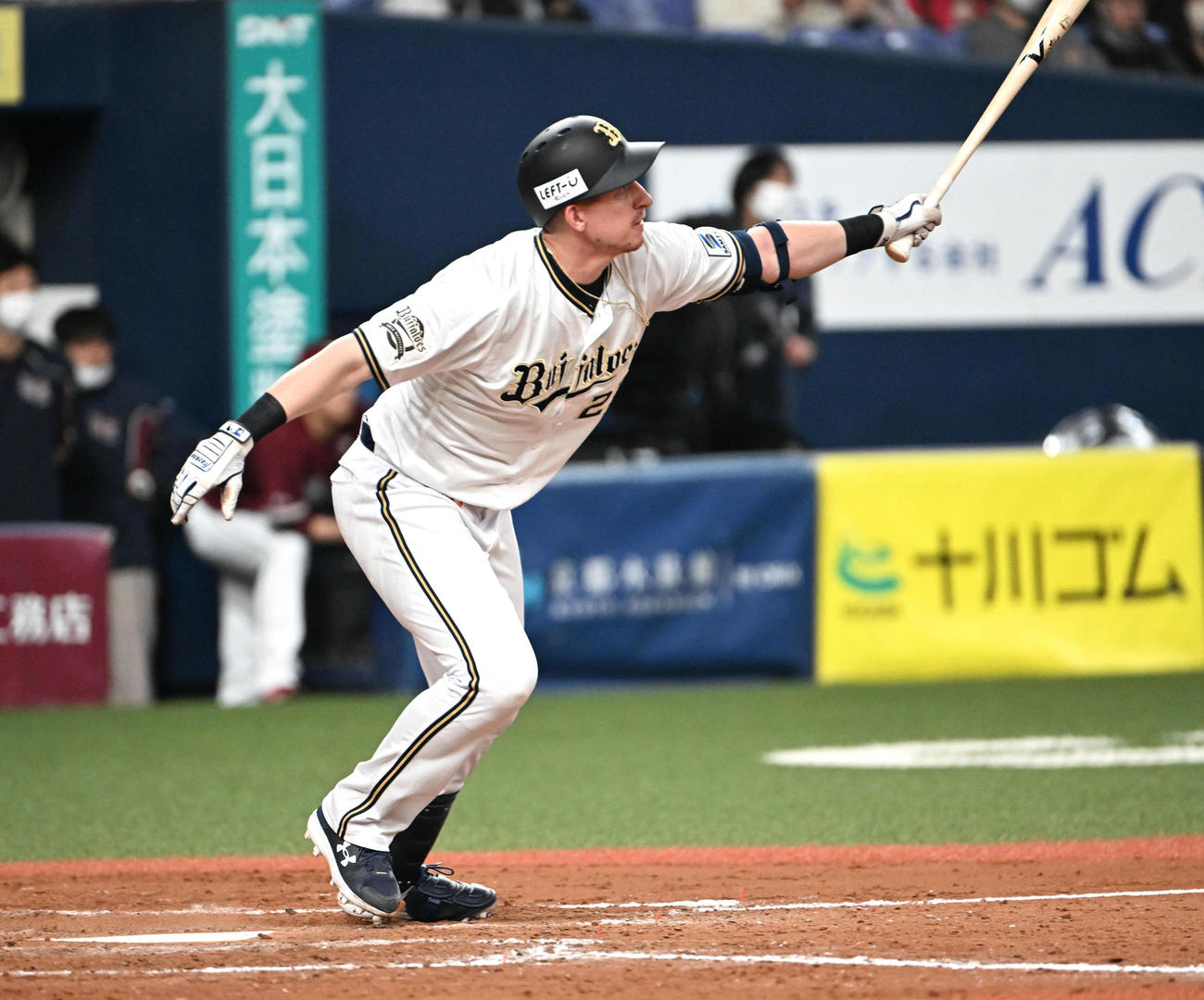 オリックス対楽天　8回裏オリックス1死二塁、シュウィンデルは中前へ勝ち越し適時打を放つ（撮影・石井愛子）