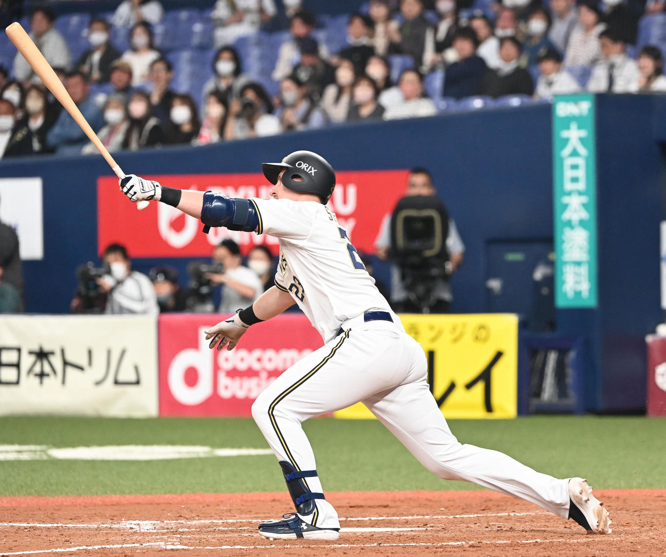 オリックス対楽天　8回裏オリックス1死二塁、中前適時打を放つシュウィンデル（撮影・和賀正仁）