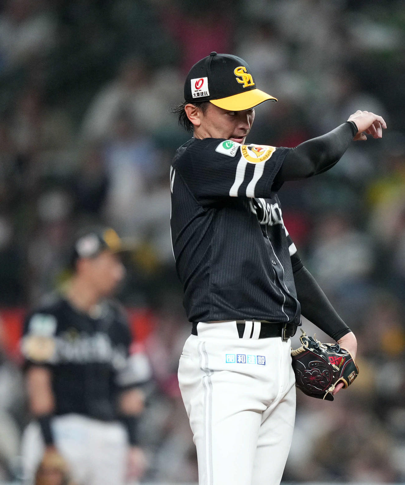 西武対ソフトバンク　4回裏西武1死一塁、マキノンに左越え2点本塁打を浴び肩を落とす東浜（撮影・横山健太）