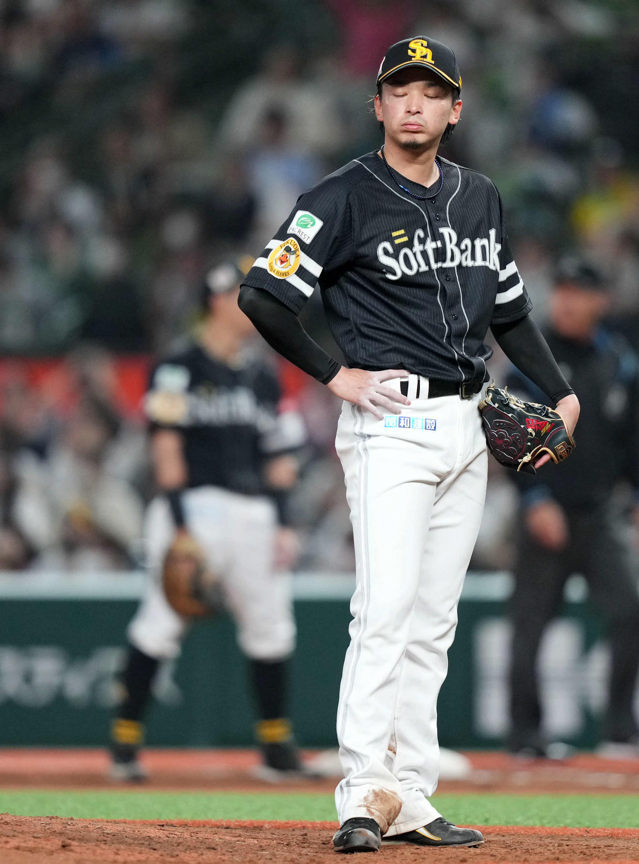 西武対ソフトバンク　4回裏西武1死一塁、マキノンに左越え2点本塁打を浴び肩を落とす東浜（撮影・横山健太）