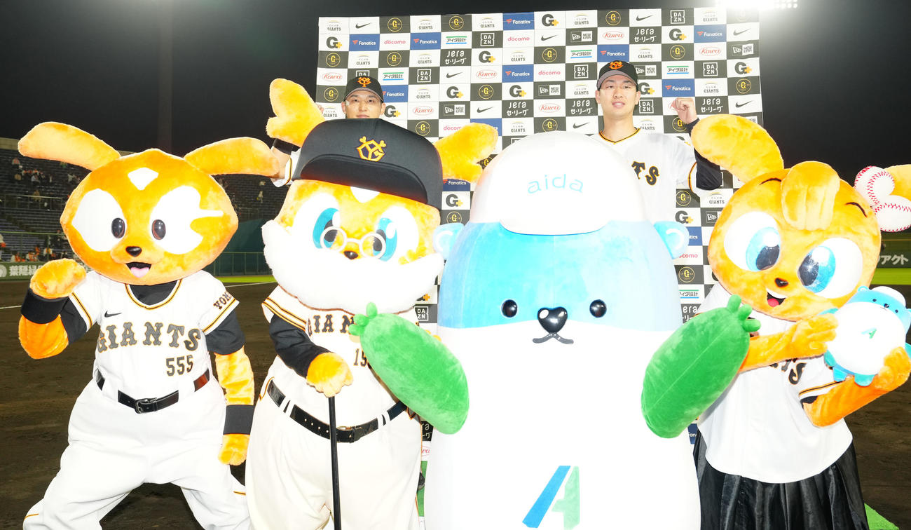 巨人対DeNA　試合後、マスコットと写真に納まる巨人吉川（後方左）と山崎伊（撮影・江口和貴）