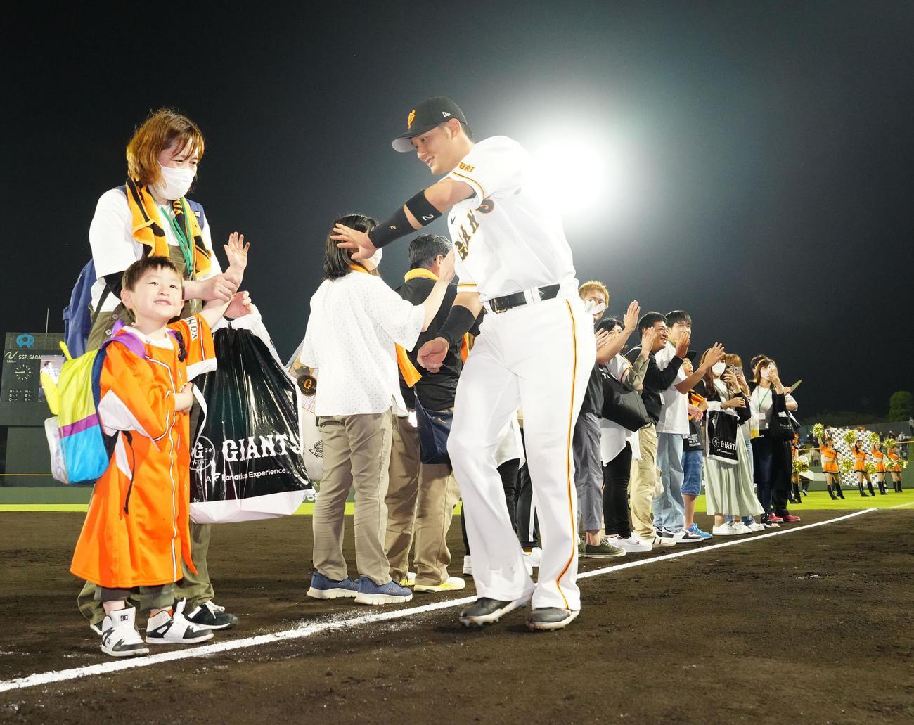 巨人対DeNA　試合後、ファンとタッチを交わす巨人吉川（撮影・江口和貴）