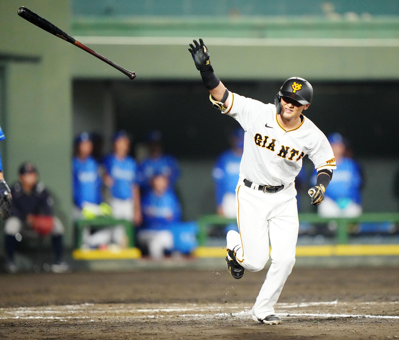 巨人対DeNA 7回裏巨人無死一塁、2点本塁打を放った吉川（撮影・江口和貴）