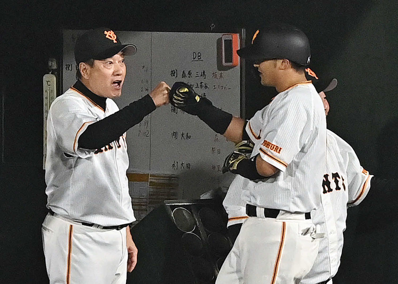 巨人対DeNA 7回裏巨人無死一塁、2点本塁打を放った吉川（右手前）とグータッチする原監督（撮影・滝沢徹郎）