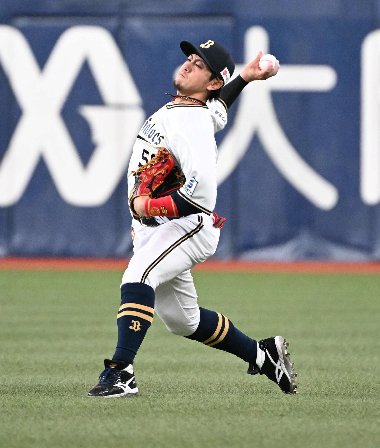 オリックス対楽天　9回表楽天2死一、二塁、山崎の右打をバックホームする小田（撮影・石井愛子）