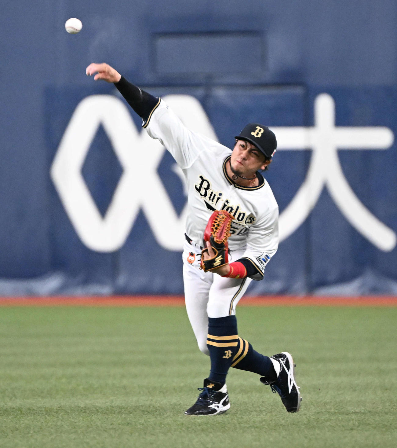 オリックス対楽天　9回表楽天2死一、二塁、山崎の右打をバックホームする小田（撮影・石井愛子）
