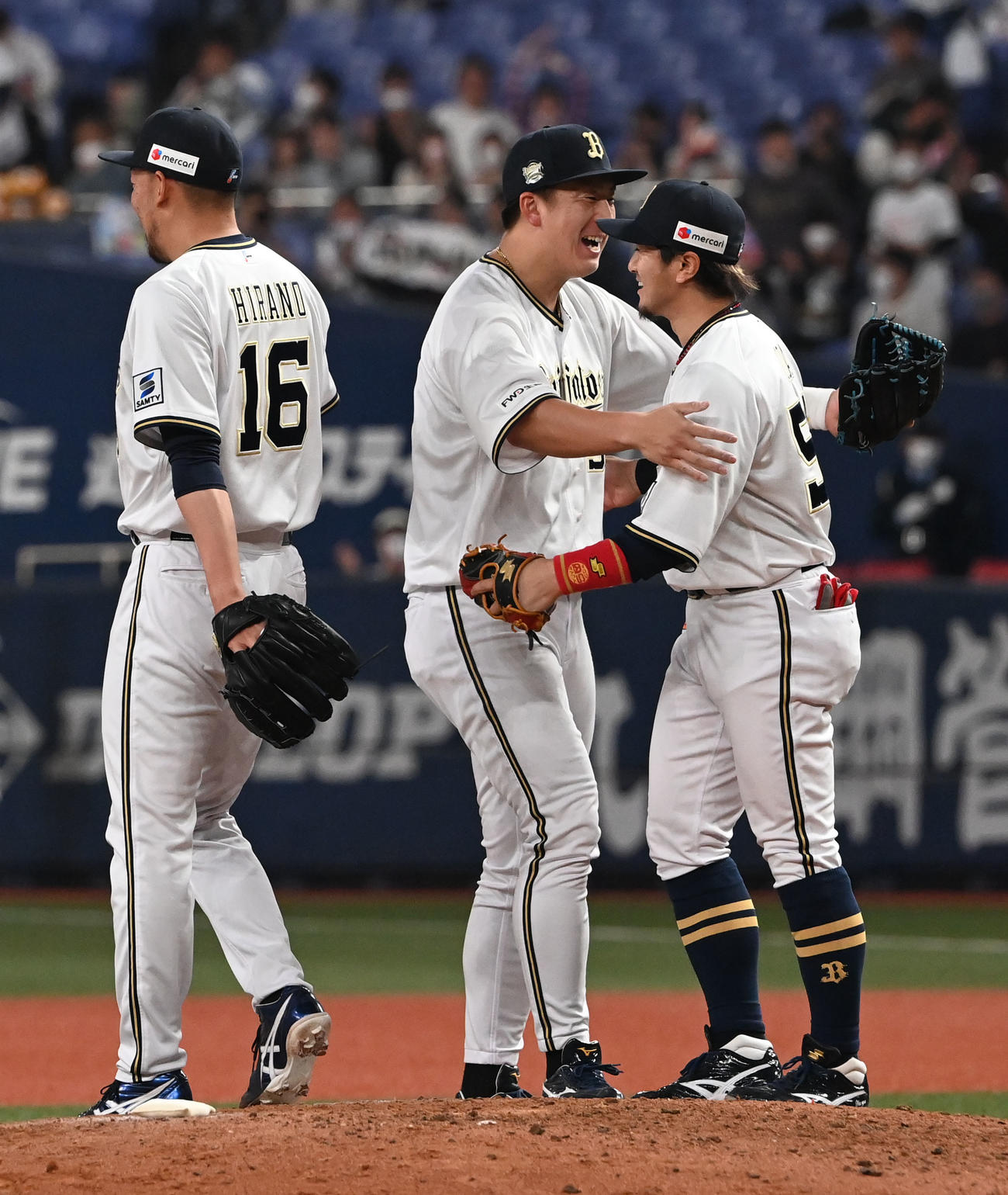 オリックス対楽天　9回表楽天2死一、二塁、同点の生還を阻止した小田（右）は杉本と抱き合う（撮影・和賀正仁）