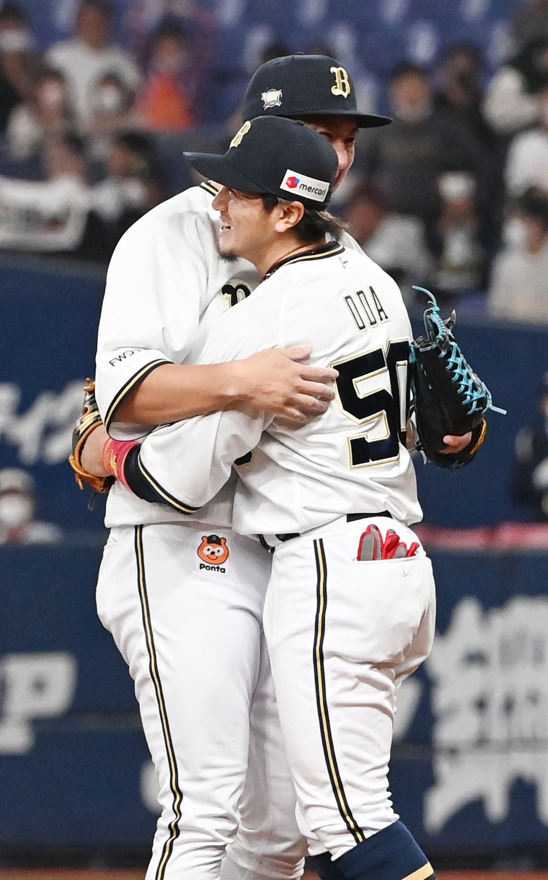 オリックス対楽天　9回表楽天2死一、二塁、同点の生還を阻止した小田（右）は杉本と抱き合う（撮影・和賀正仁）
