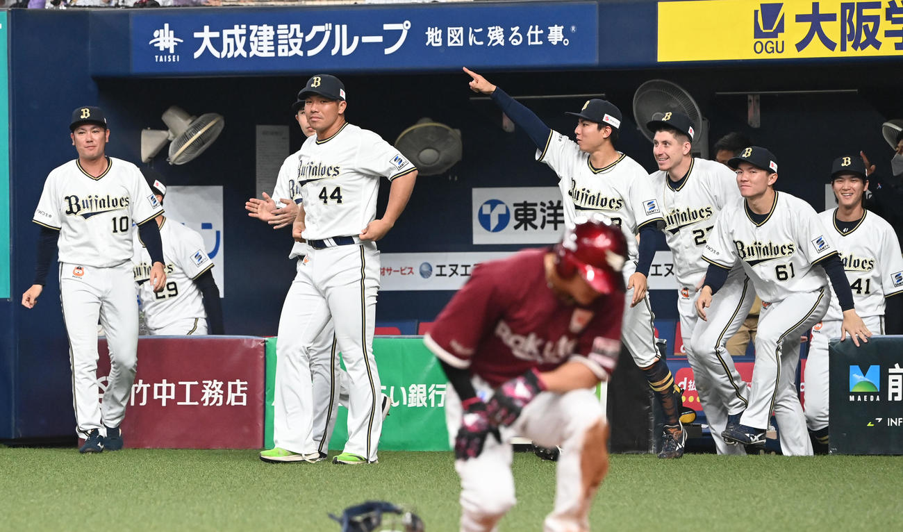 オリックス対楽天　9回表楽天2死一、二塁、同点の生還を阻止した小田に喜ぶオリックスの選手ら（撮影・和賀正仁）