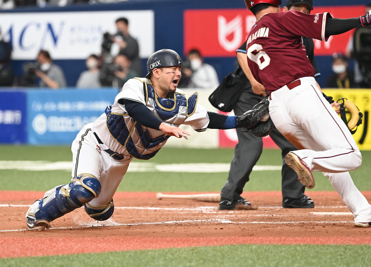 オリックス対楽天　9回表楽天2死一、二塁、山崎剛の右前打で本塁を狙った代走の西川はタッチアウト、捕手森（撮影・和賀正仁）