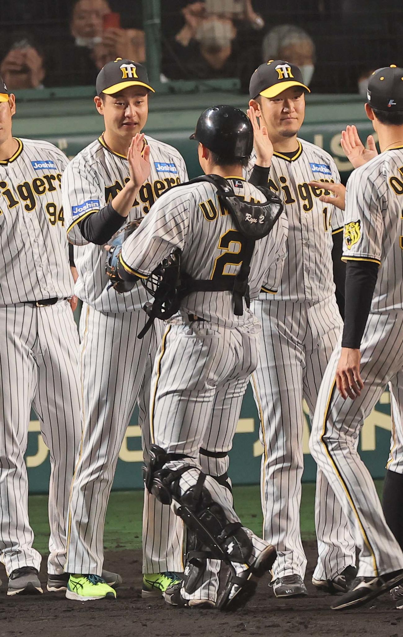阪神対広島　2勝目をあげた大竹（左）は梅野から勝利球を受け取る（撮影・上田博志）