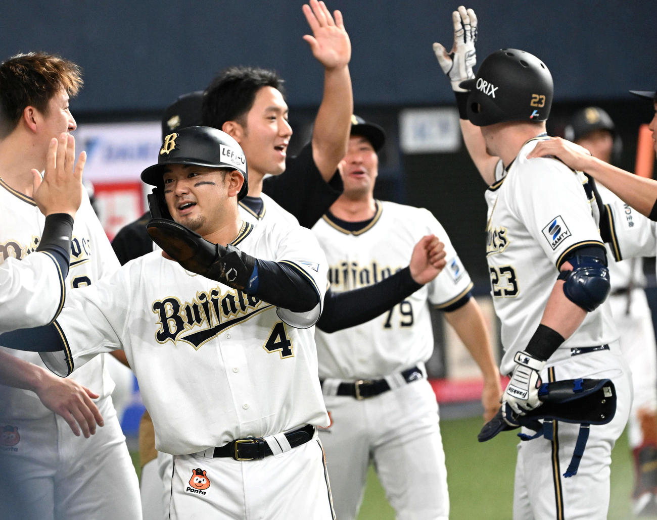 オリックス対楽天　8回裏オリックス1死二塁、勝ち越し適時打を放ちナインに迎えられるシュウィンデル（右）。左は生還した森（撮影・石井愛子）