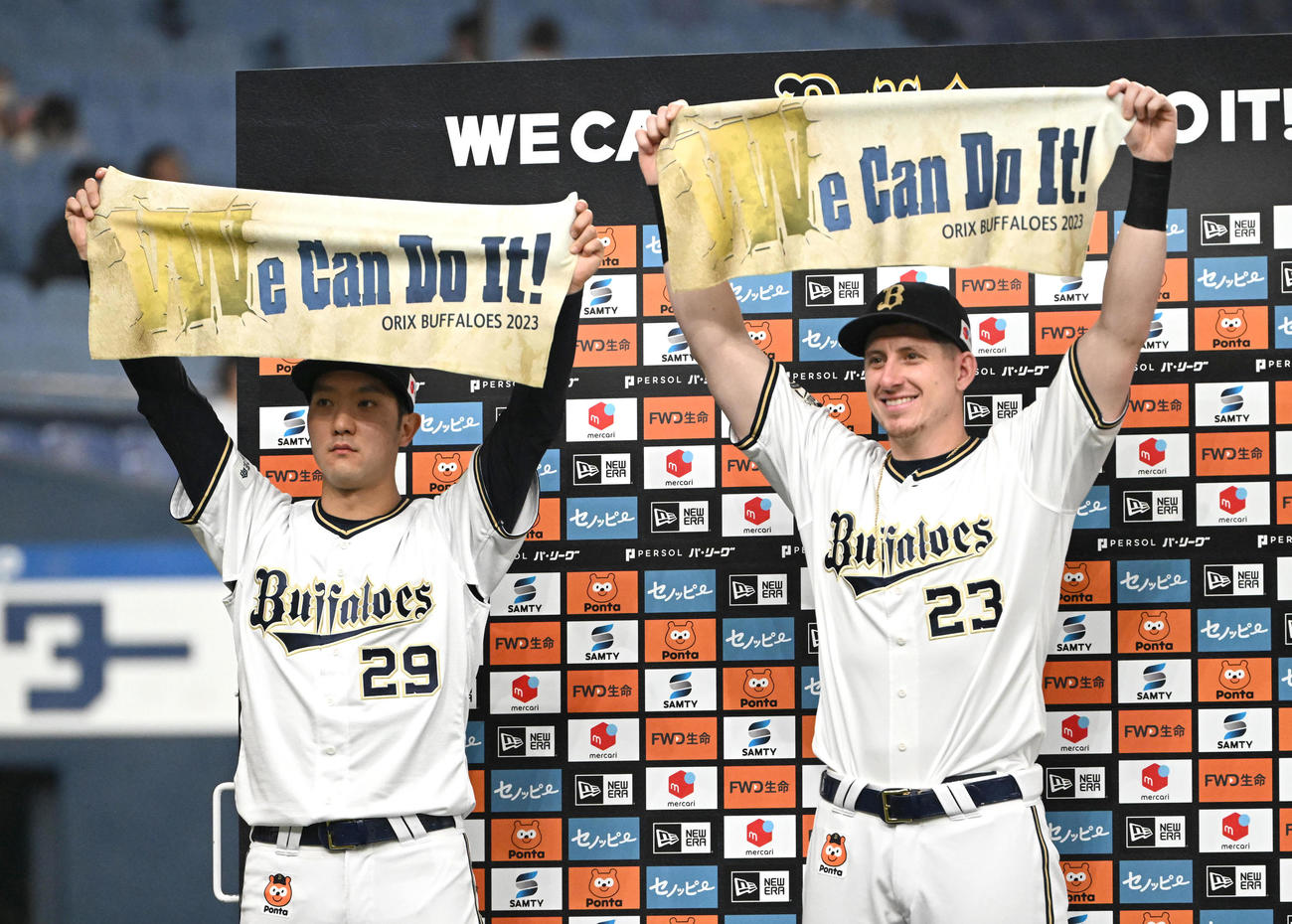 オリックス対楽天　ヒーローインタビューでタオルを掲げる（左から）田嶋、シュウィンデル（撮影・石井愛子）