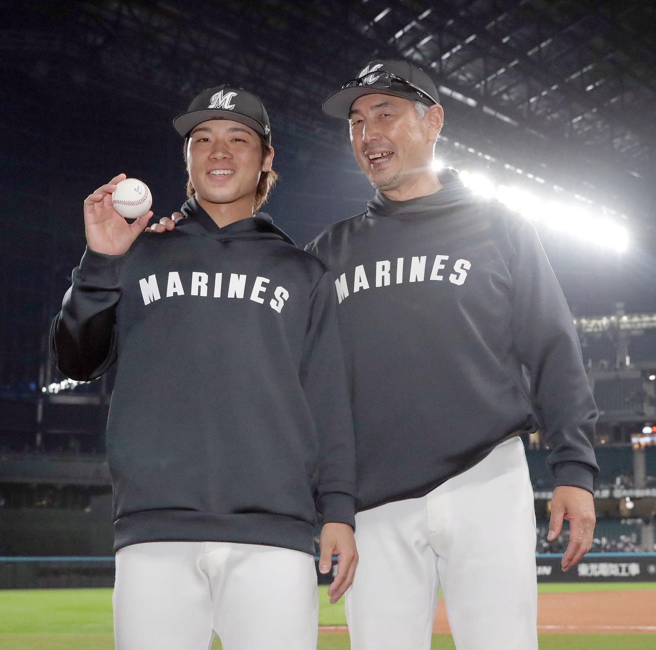 日本ハム対ロッテ　プロ初勝利を挙げ笑顔で記念撮影に応じるロッテ森（左）と吉井監督（撮影・佐藤翔太）