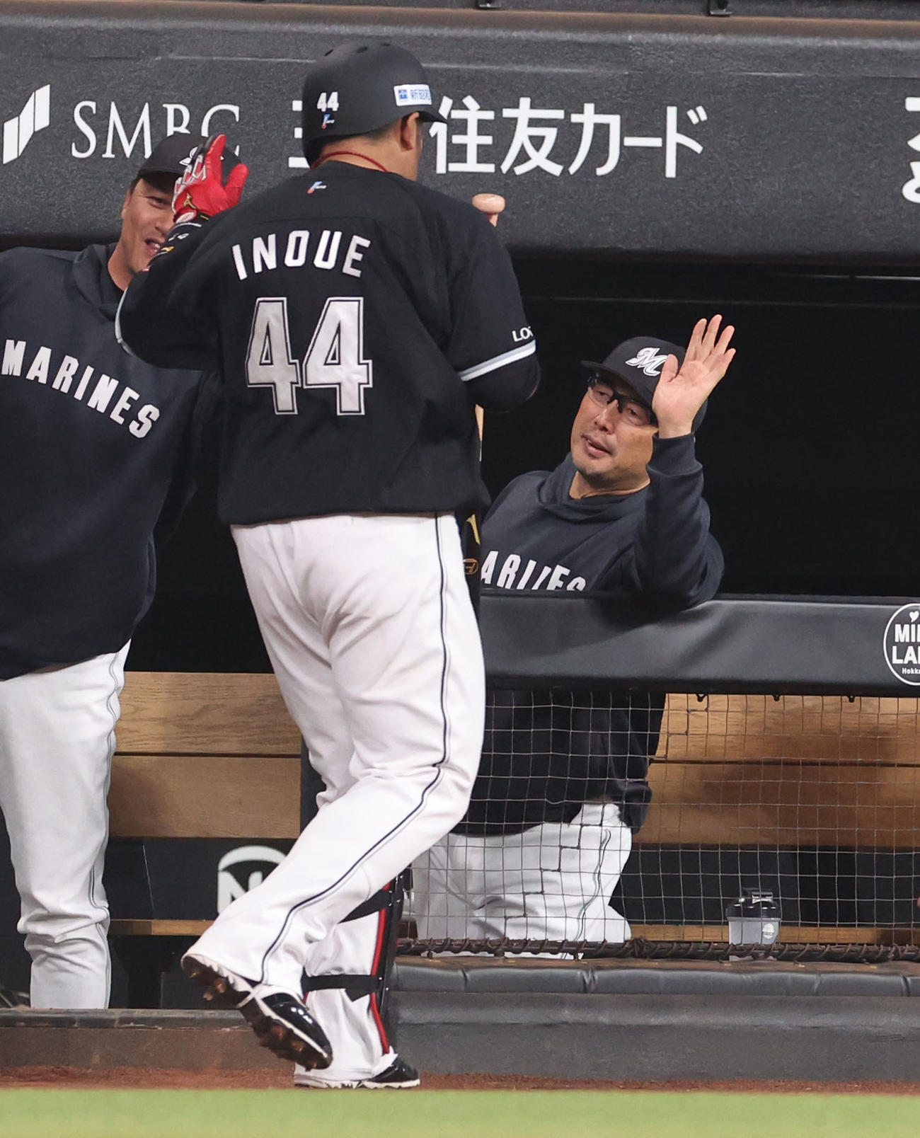 日本ハム対ロッテ　2回表ロッテ2死一塁、先制となる右越え2点本塁打を放った井上（左手前）を出迎える吉井監督（撮影・佐藤翔太）