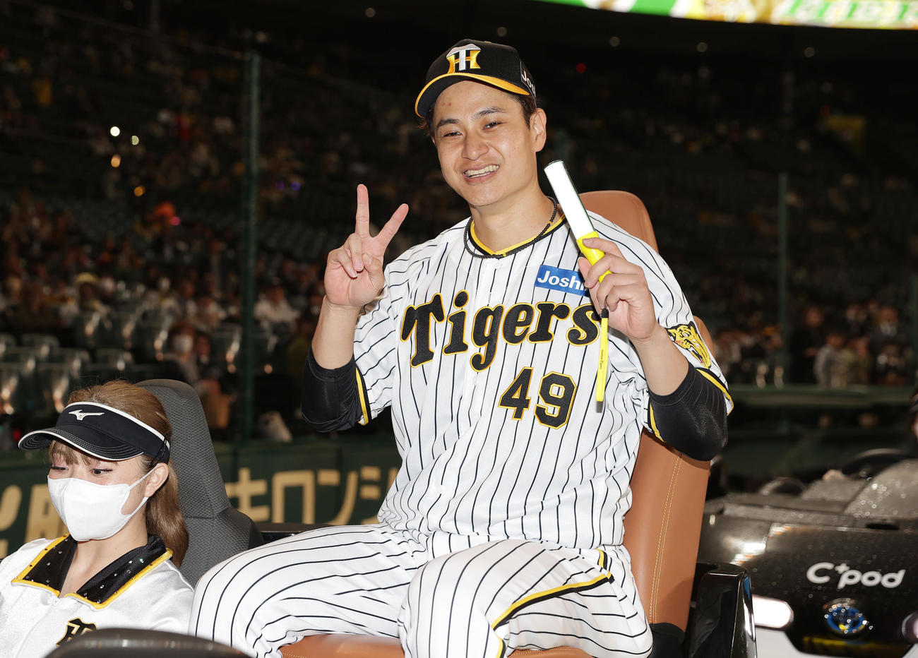 阪神対広島　勝利投手の阪神大竹は場内1周のリリーフカーに乗り笑顔でVサイン（撮影・前田充）