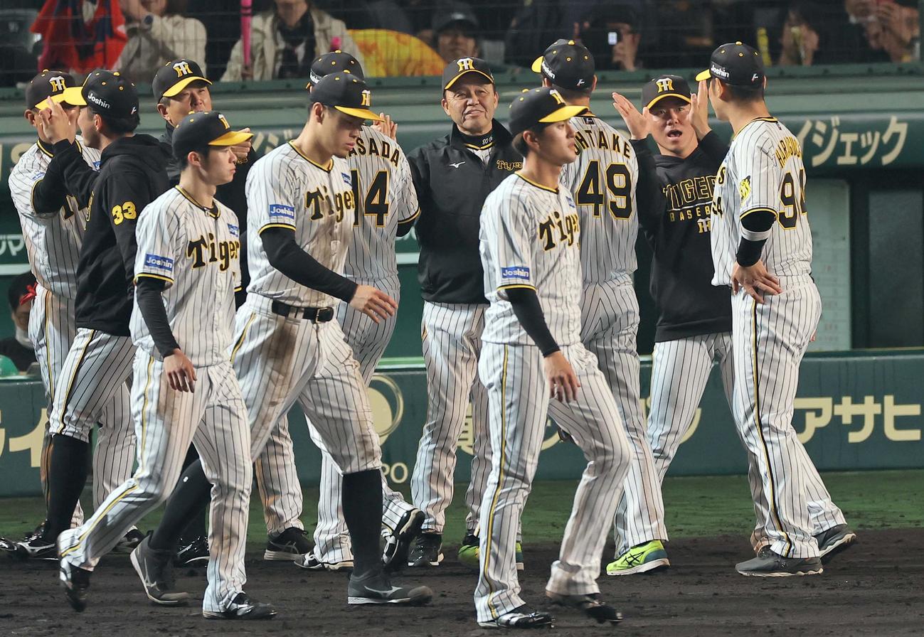 阪神対広島　岡田監督（中央）は2勝目をあげた大竹と笑顔を見せながらハイタッチする（撮影・上田博志）