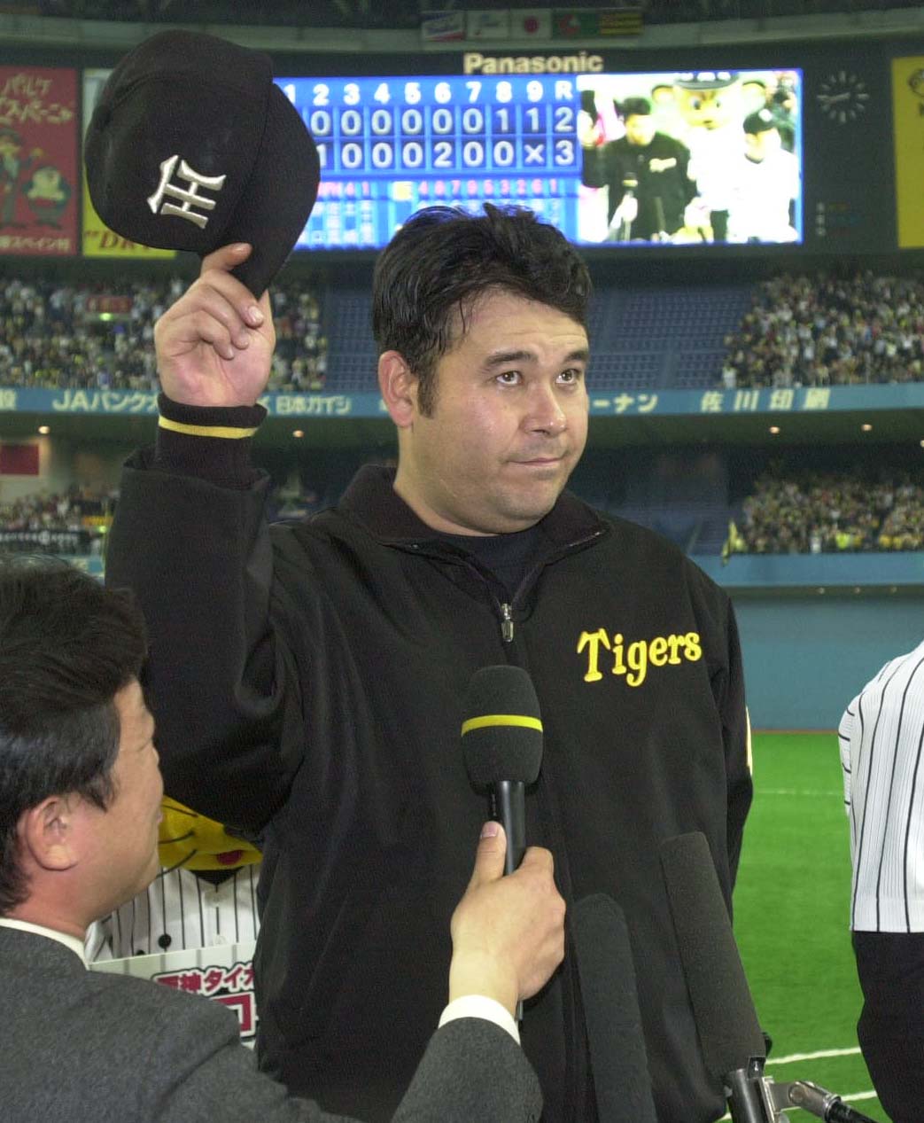 2003年4月4日　阪神対ヤクルト1回戦　ヒーローインタビューでファンの声援に手を振ってこたえる伊良部秀輝