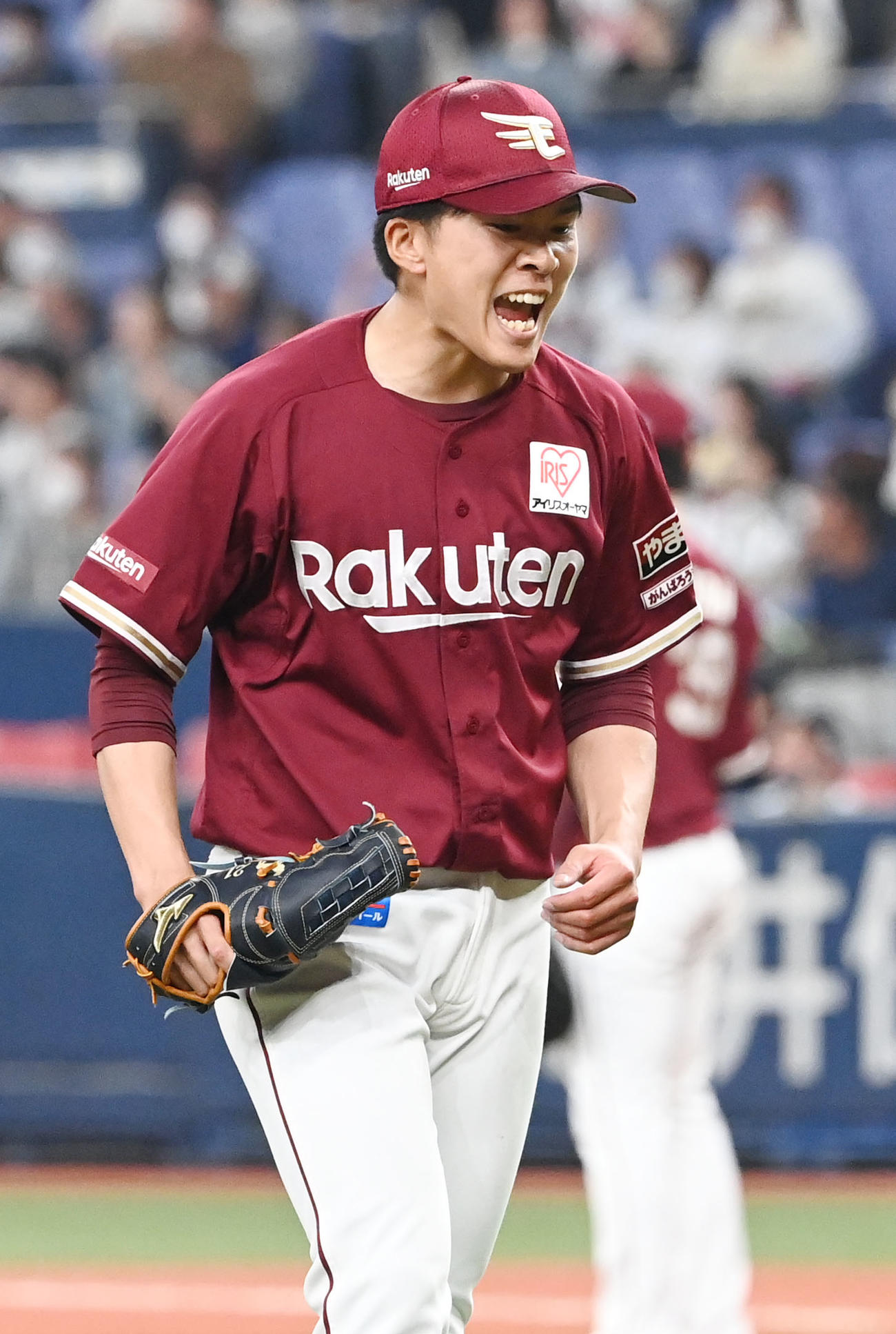6回裏オリックス2死一、三塁、ゴンザレスを中飛に打ち取り雄たけびをあげる早川（撮影・和賀正仁）