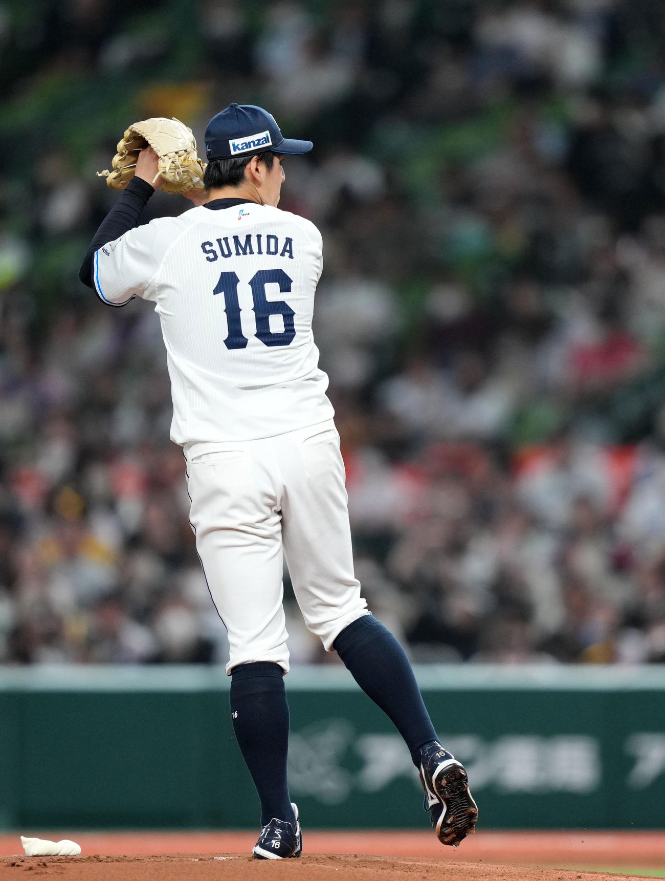 ストッキングを上げたオールドスタイルで力投する西武隅田（撮影・横山健太）