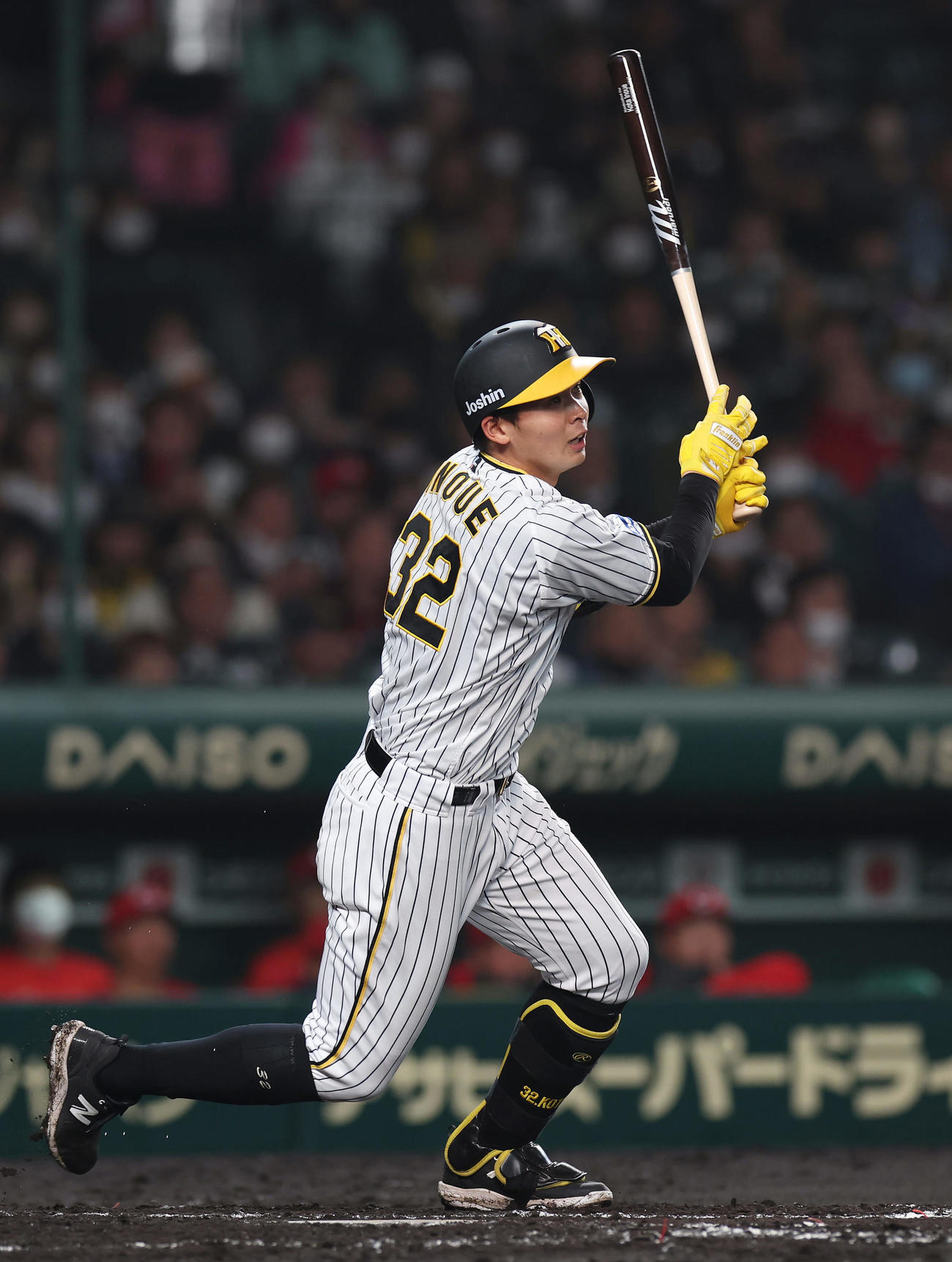5回裏阪神無死二塁、右前打を放つ井上（撮影・前田充）