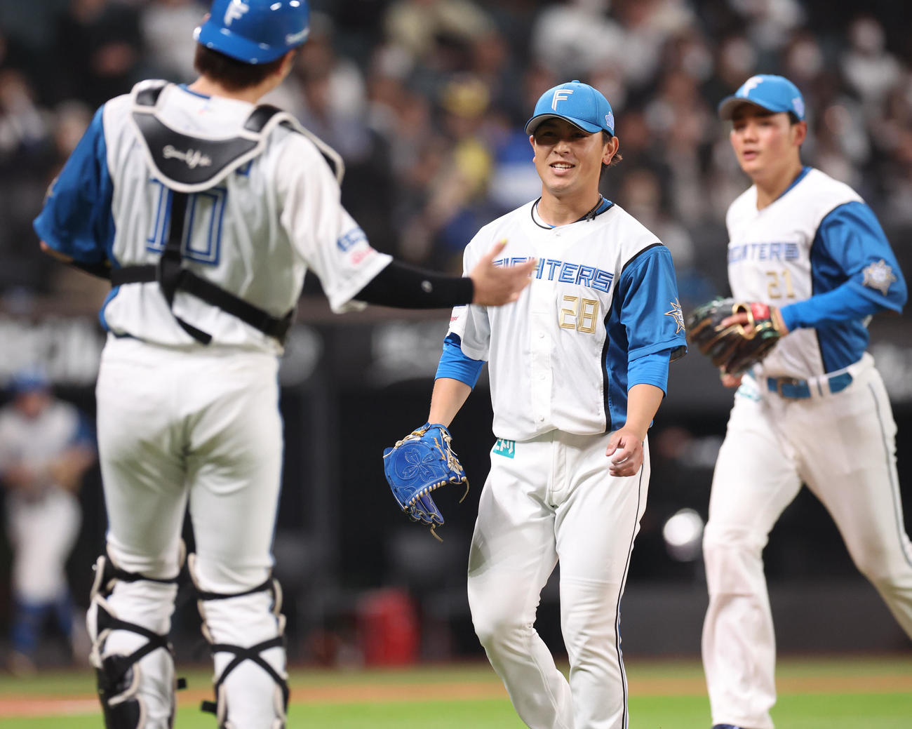 7回表を無失点に抑え笑顔でベンチに戻る河野（中央）（撮影・佐藤翔太）