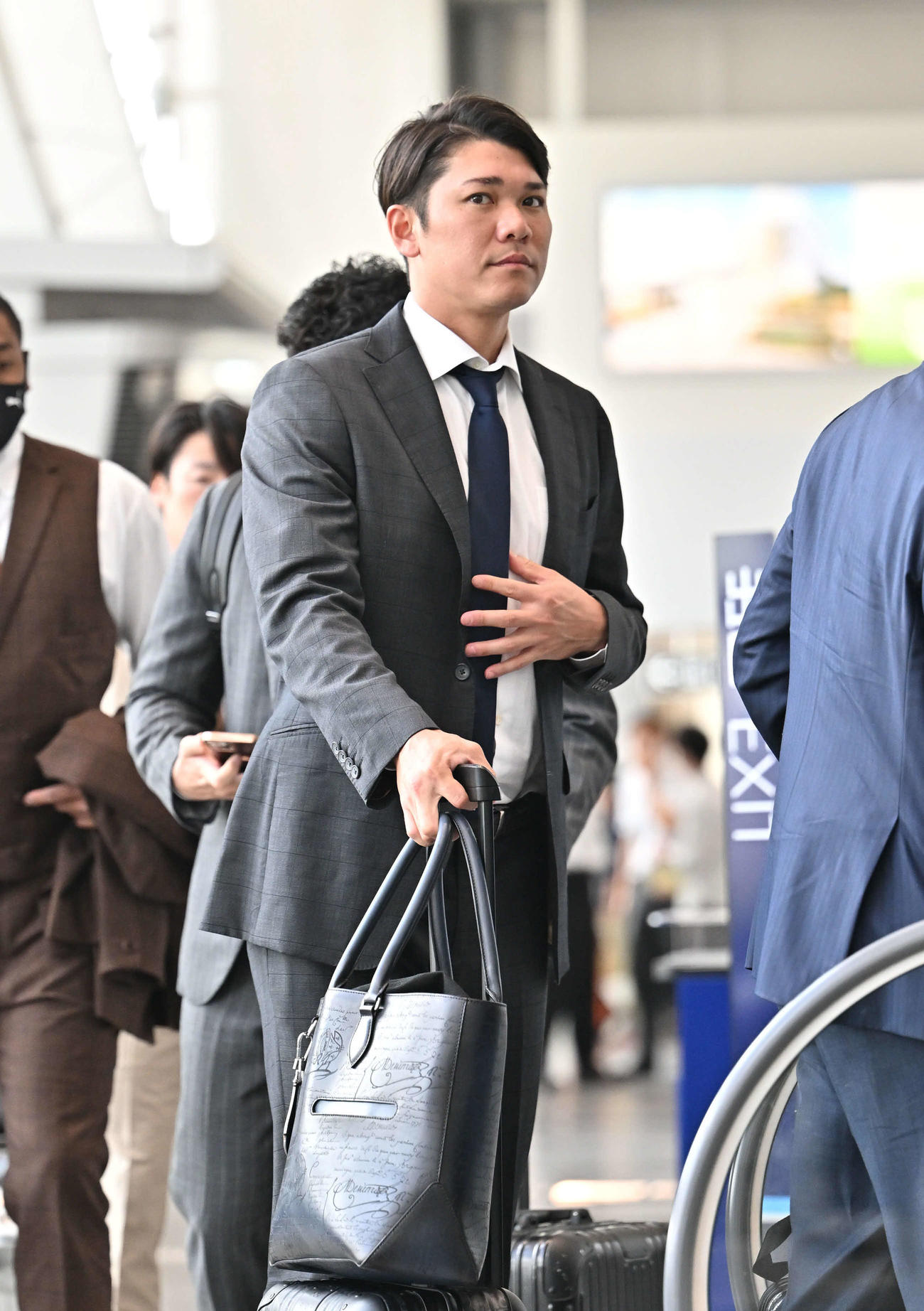 佐賀から帰京する巨人坂本（撮影・滝沢徹郎）
