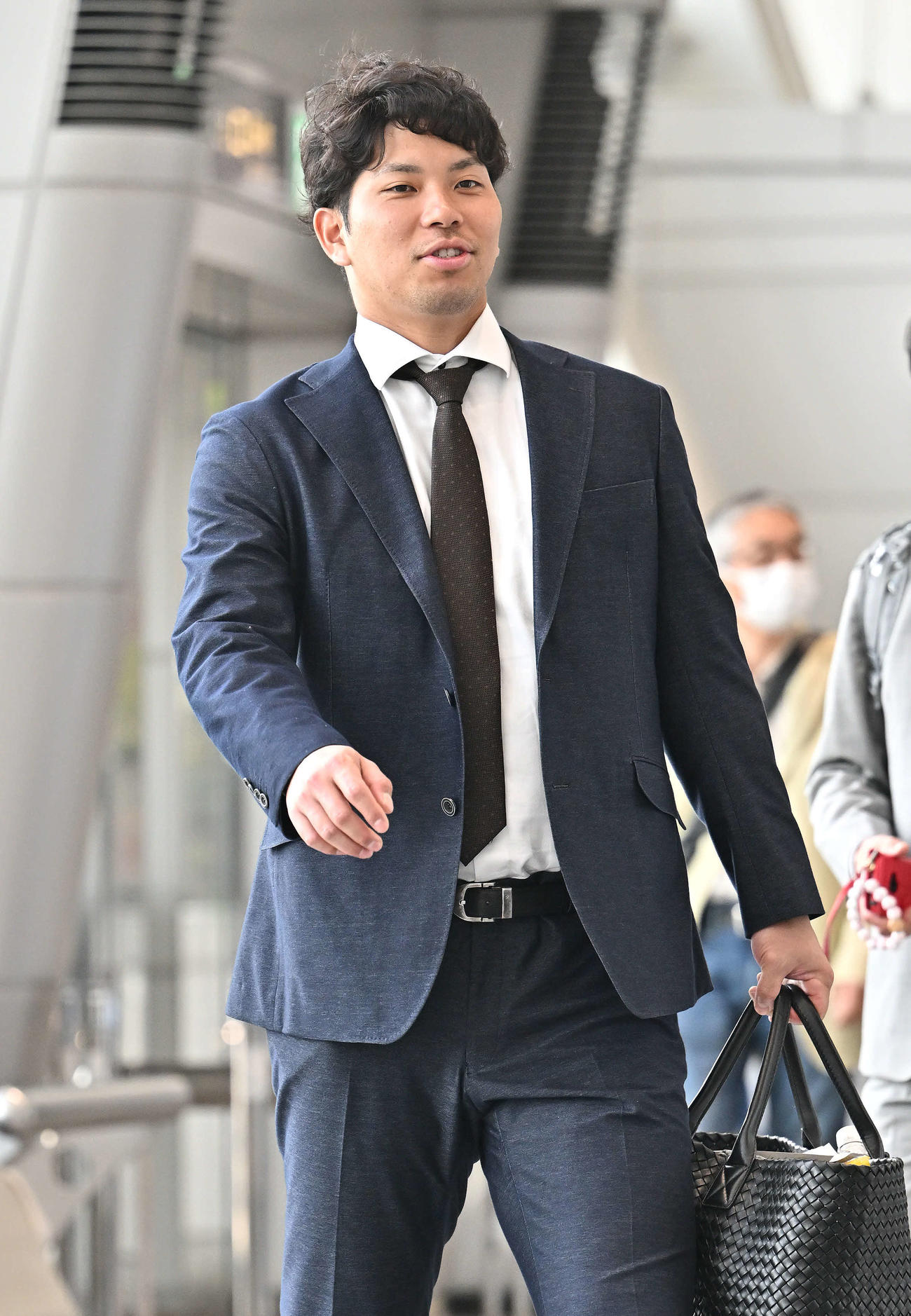 佐賀から帰京する巨人大城卓（撮影・滝沢徹郎）