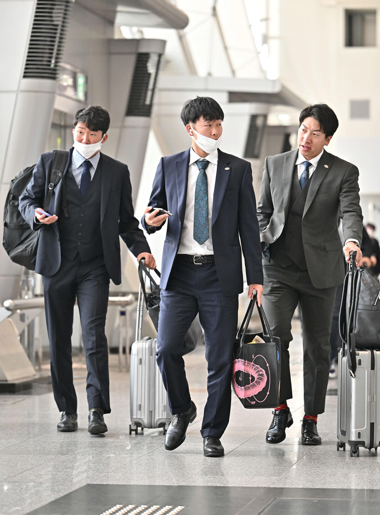 佐賀から帰京する、左から巨人田中千、山崎伊、大勢（撮影・滝沢徹郎）