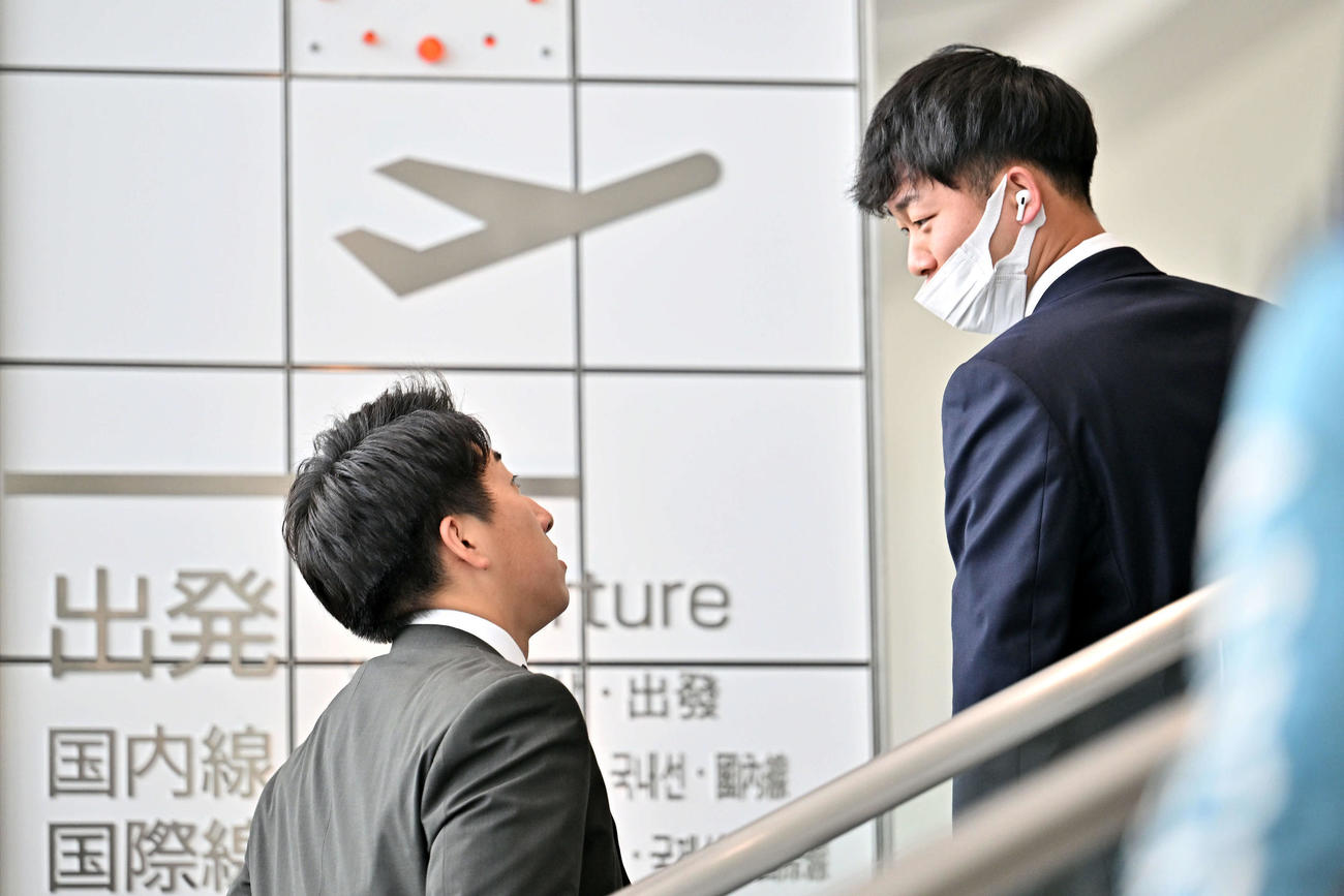 佐賀から帰京する巨人大勢（左）と山崎伊（撮影・滝沢徹郎）