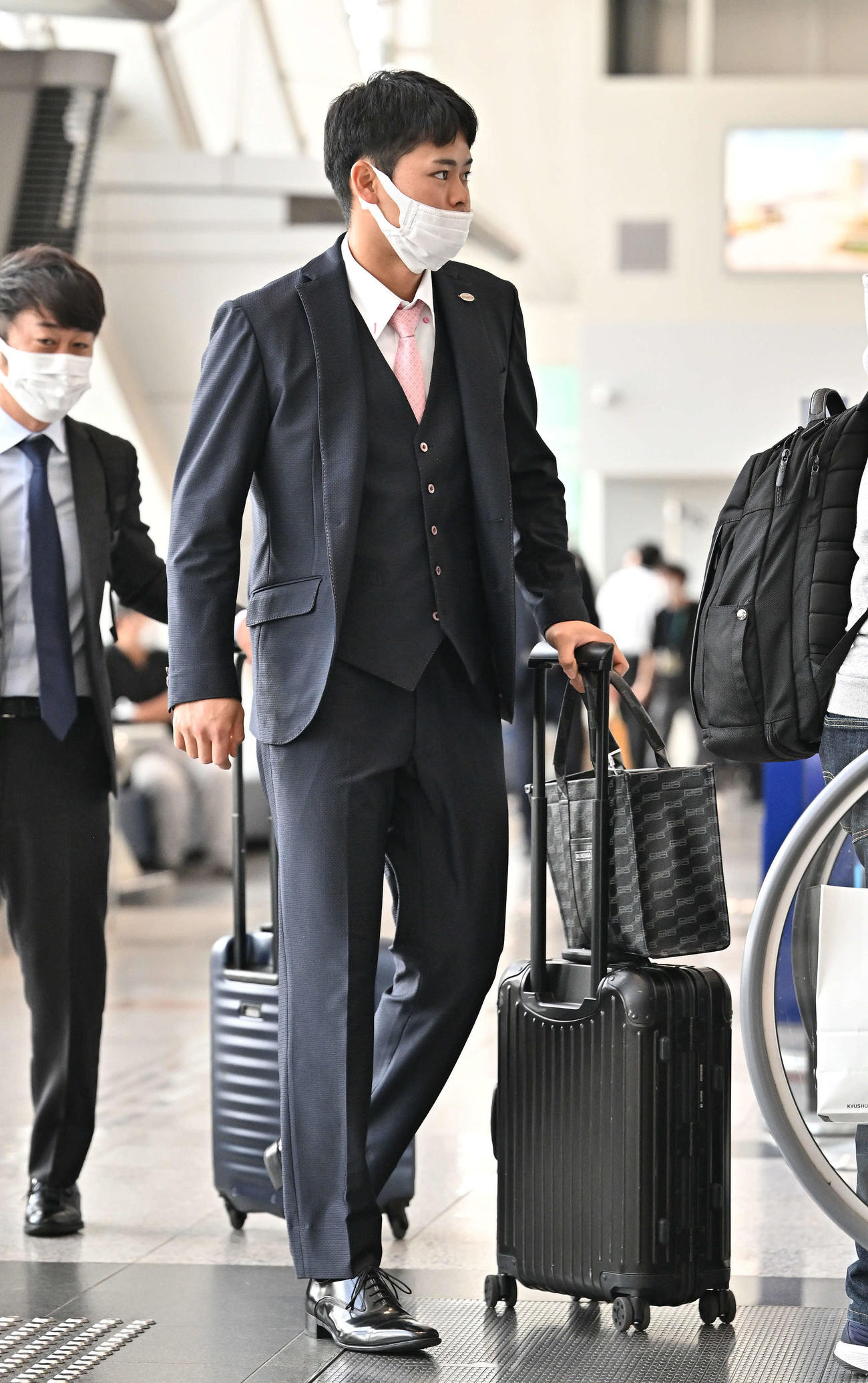佐賀から帰京する巨人中山（撮影・滝沢徹郎）