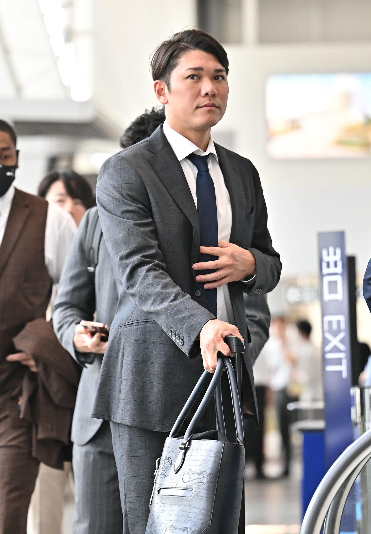 佐賀から帰京する巨人坂本（撮影・滝沢徹郎）