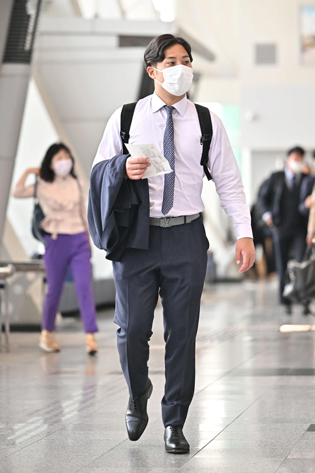 佐賀から帰京する巨人今村（撮影・滝沢徹郎）