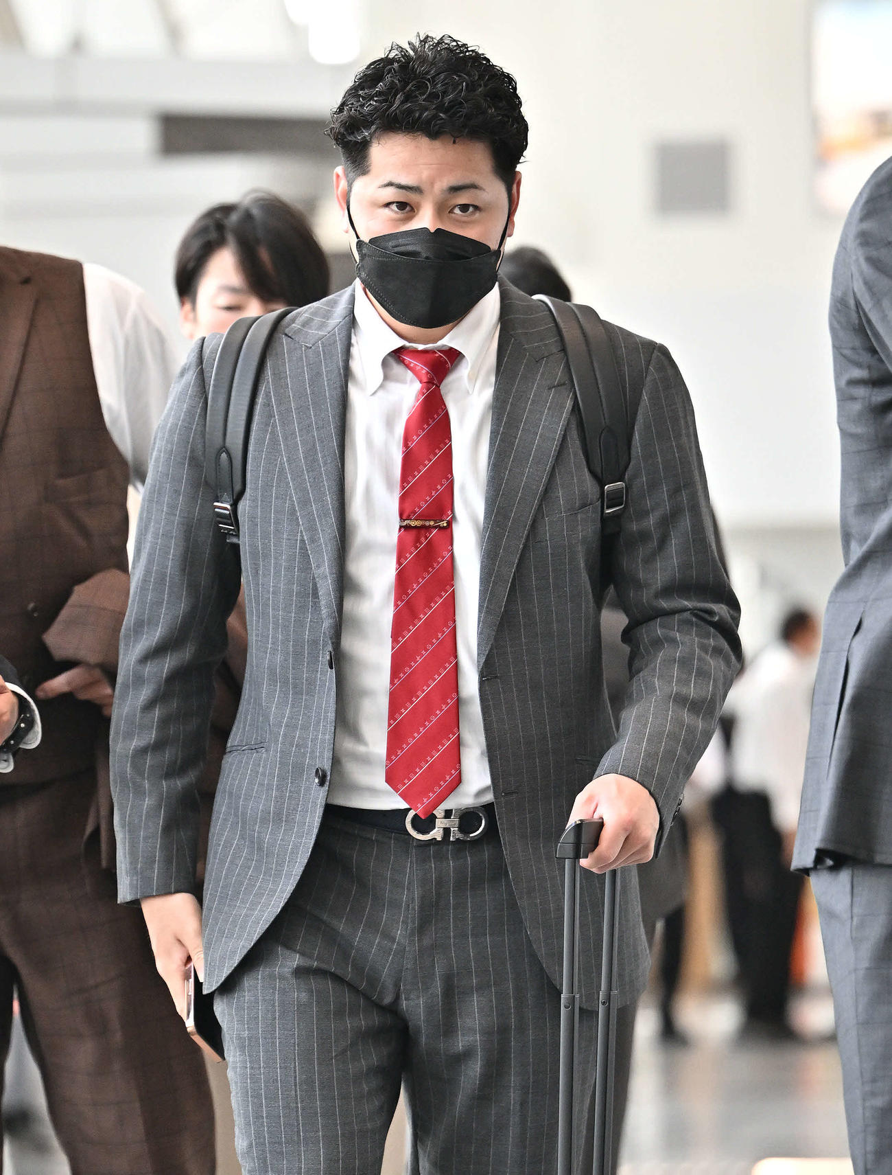 佐賀から帰京する巨人田中豊（撮影・滝沢徹郎）