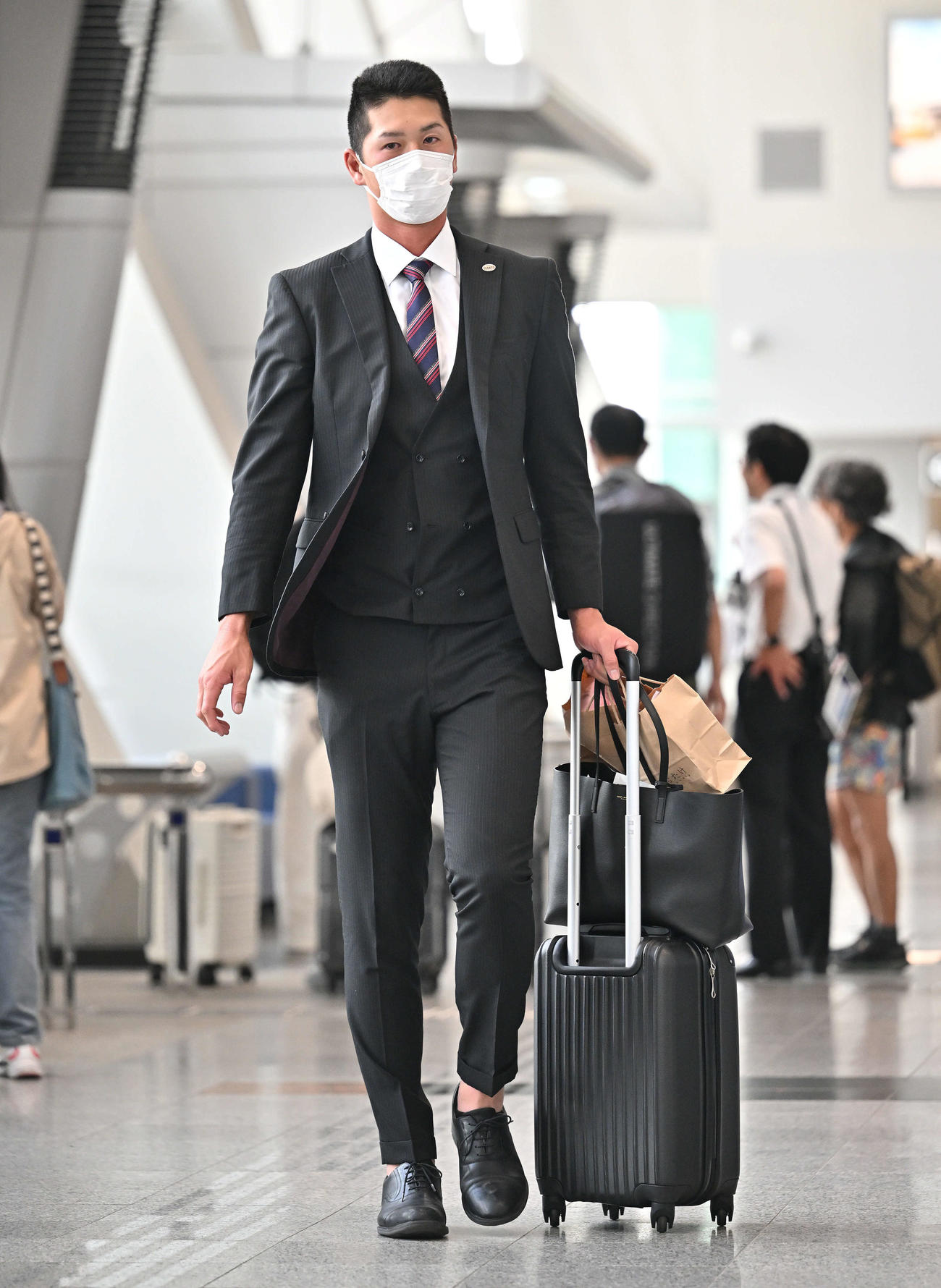 佐賀から帰京する巨人秋広（撮影・滝沢徹郎）