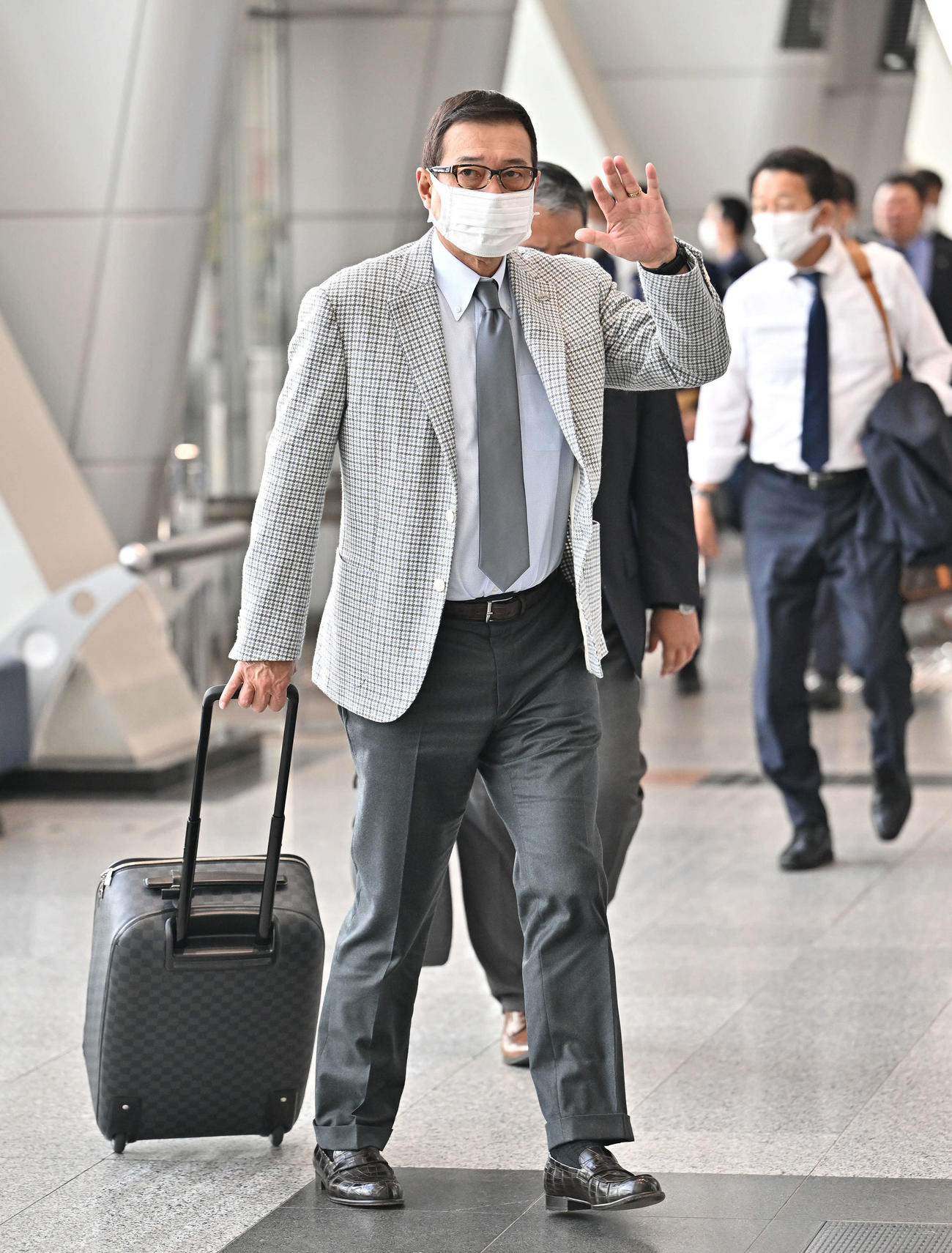 佐賀から帰京する巨人原監督（撮影・滝沢徹郎）